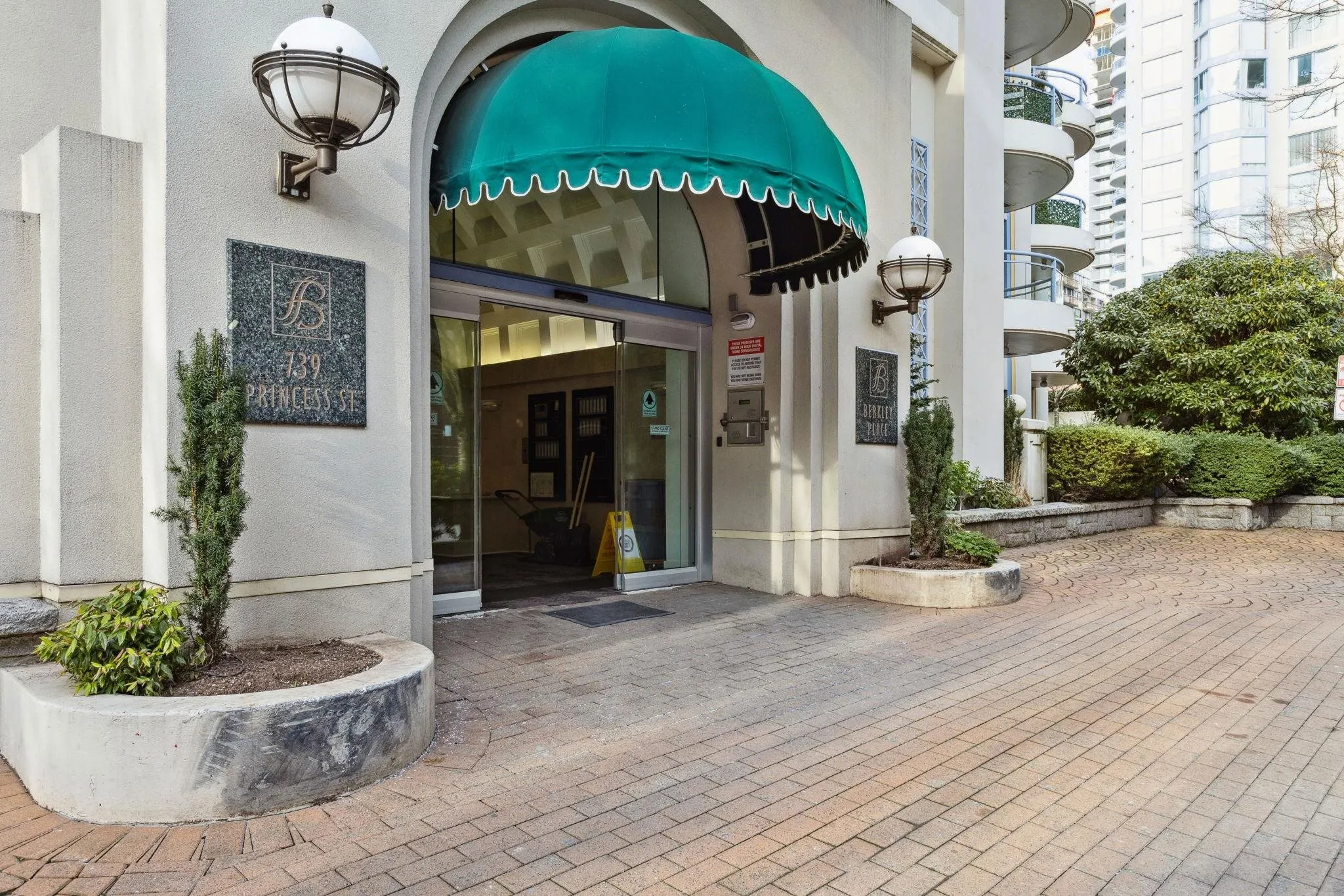 305 739 Princess Street