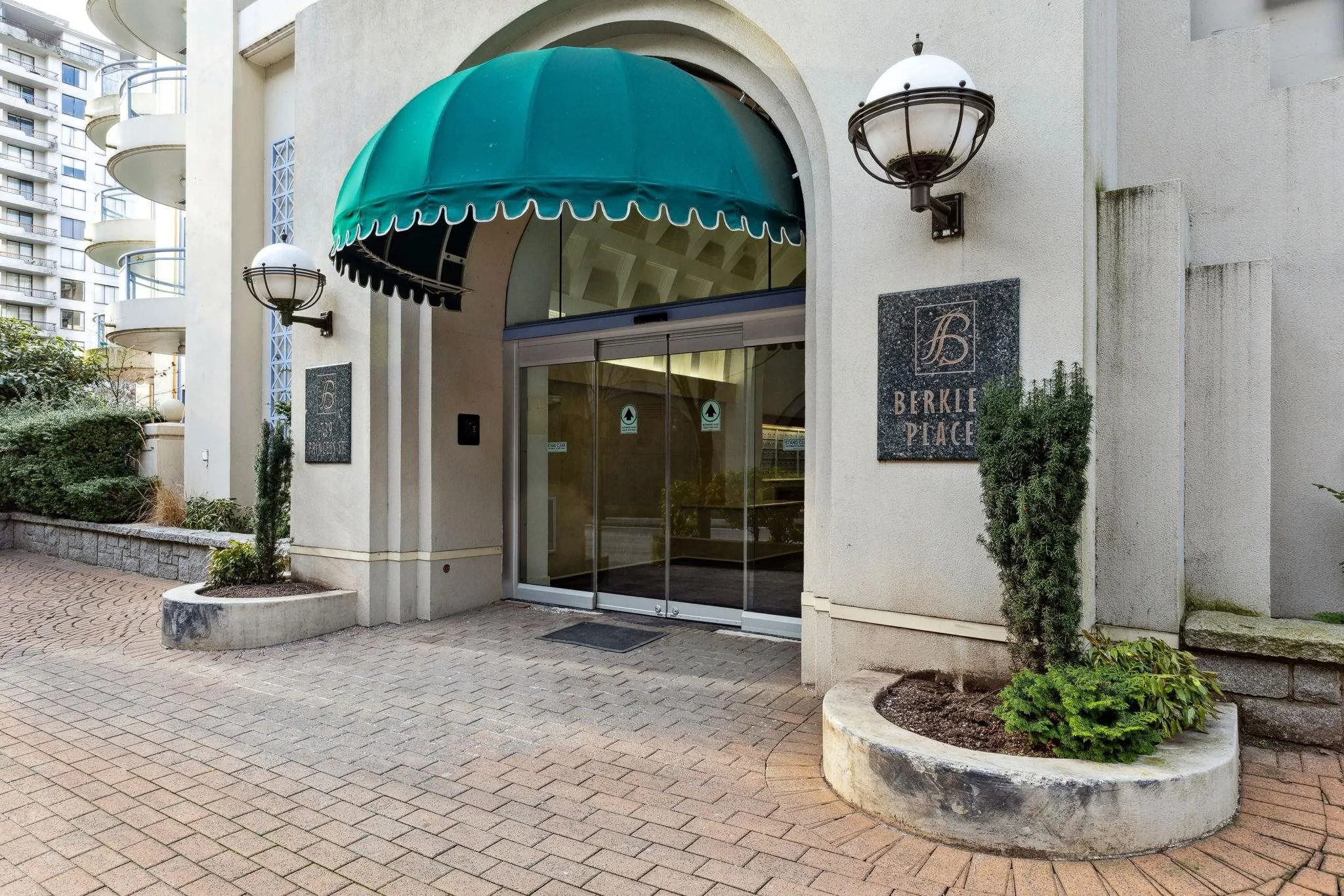 305 739 Princess Street