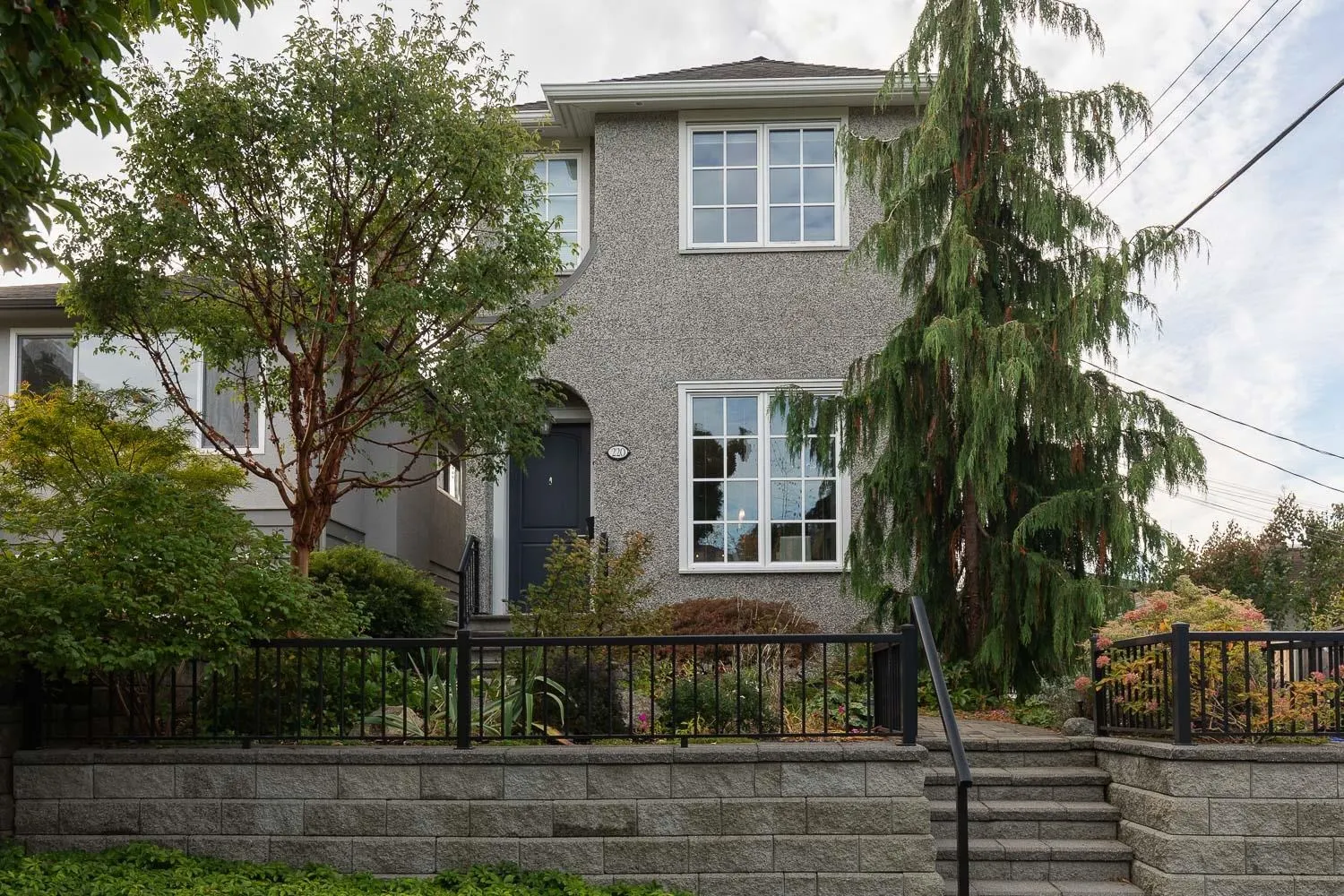 220 E 40th Avenue