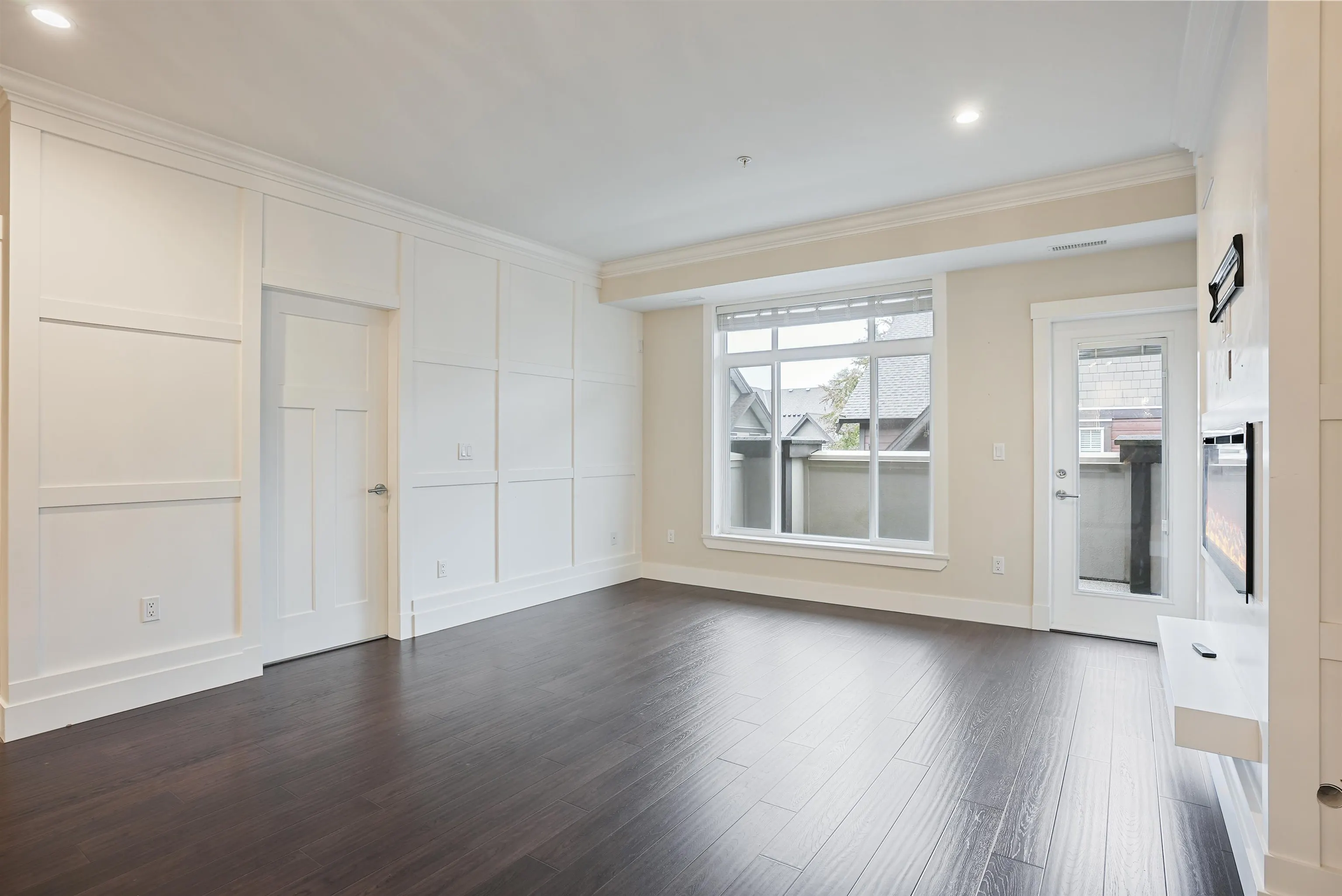 208 14885 60 Avenue