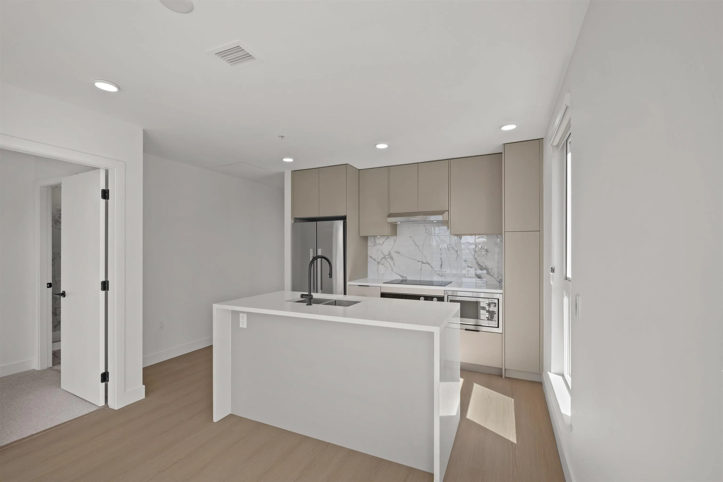 411 422 E 3rd Street