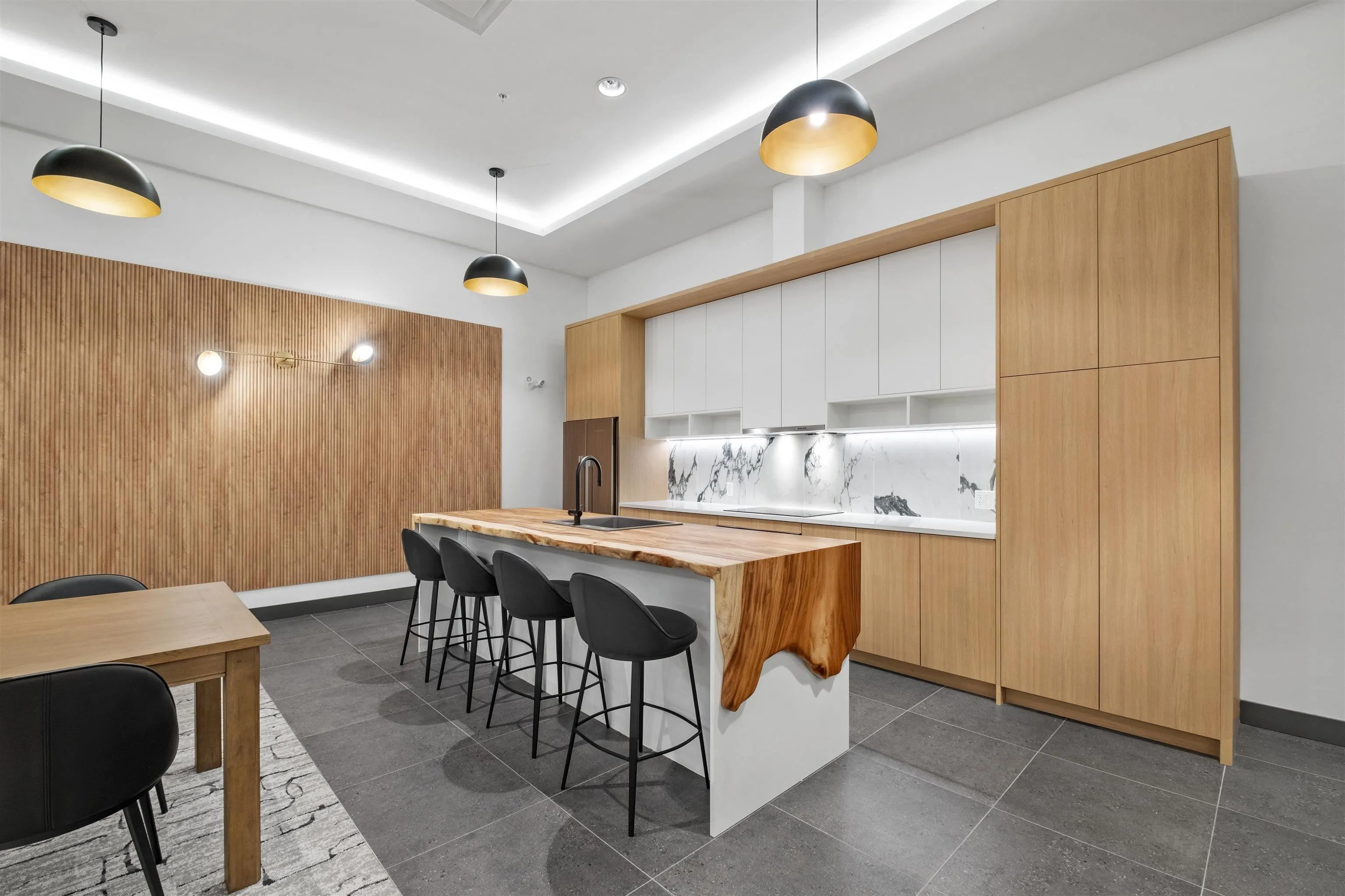 411 422 E 3rd Street