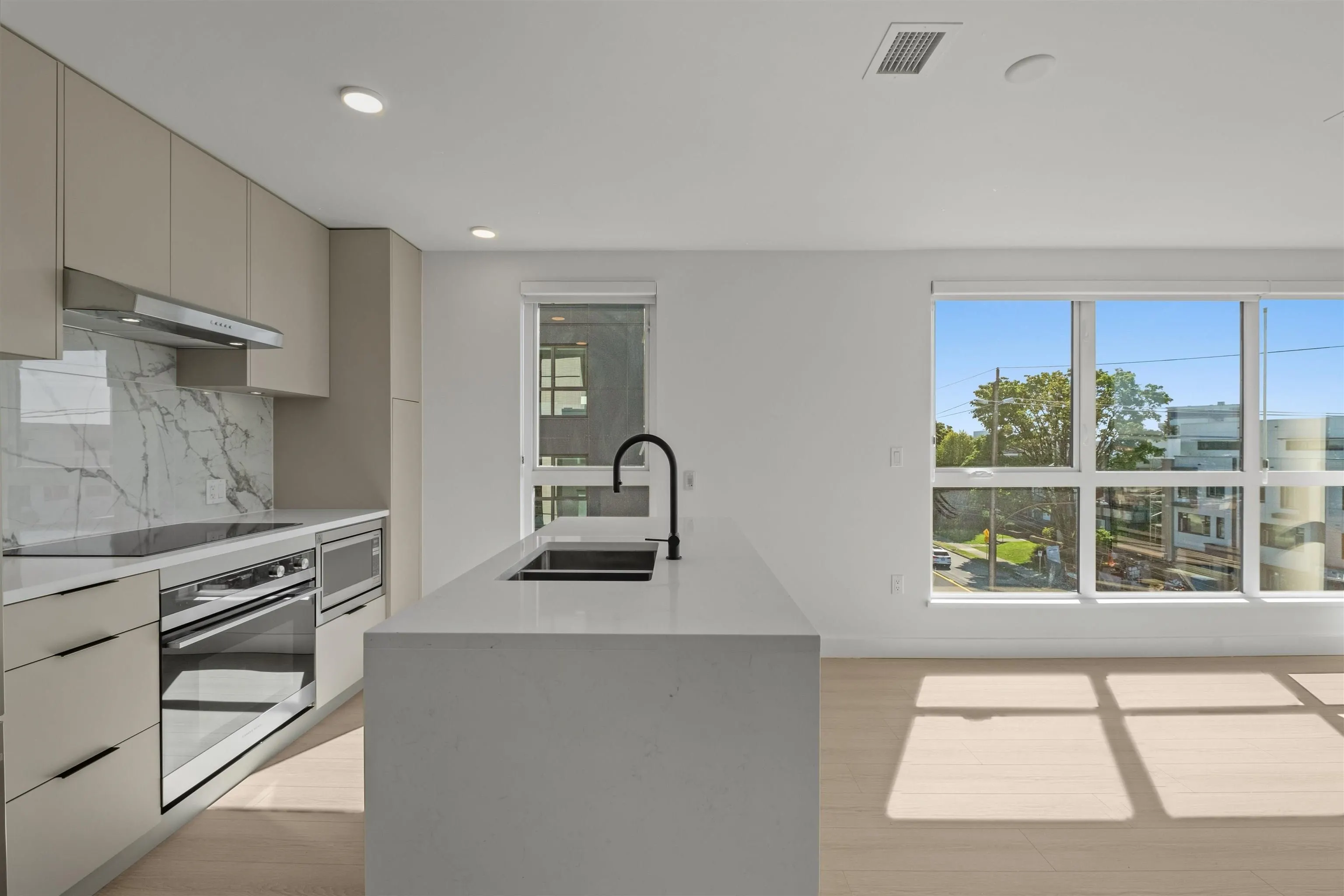 411 422 E 3rd Street