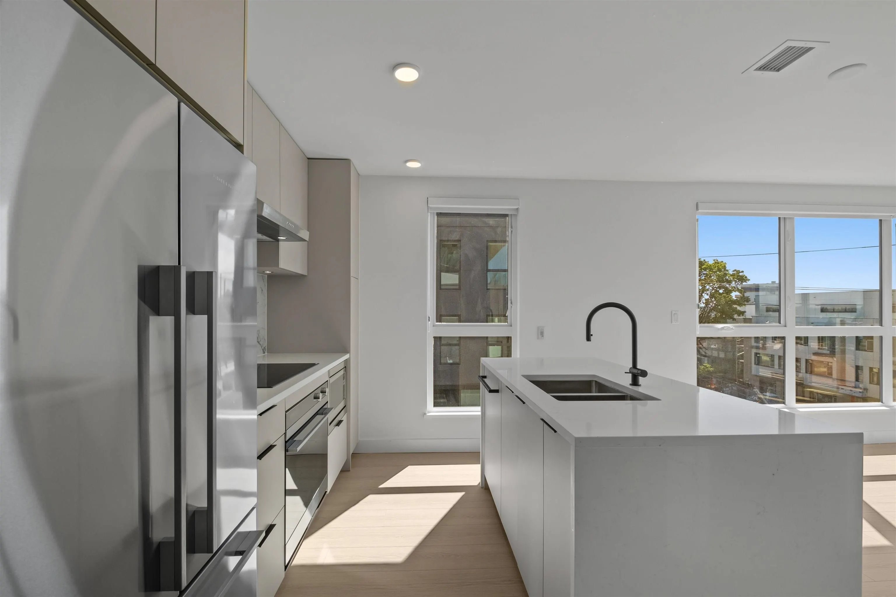 411 422 E 3rd Street