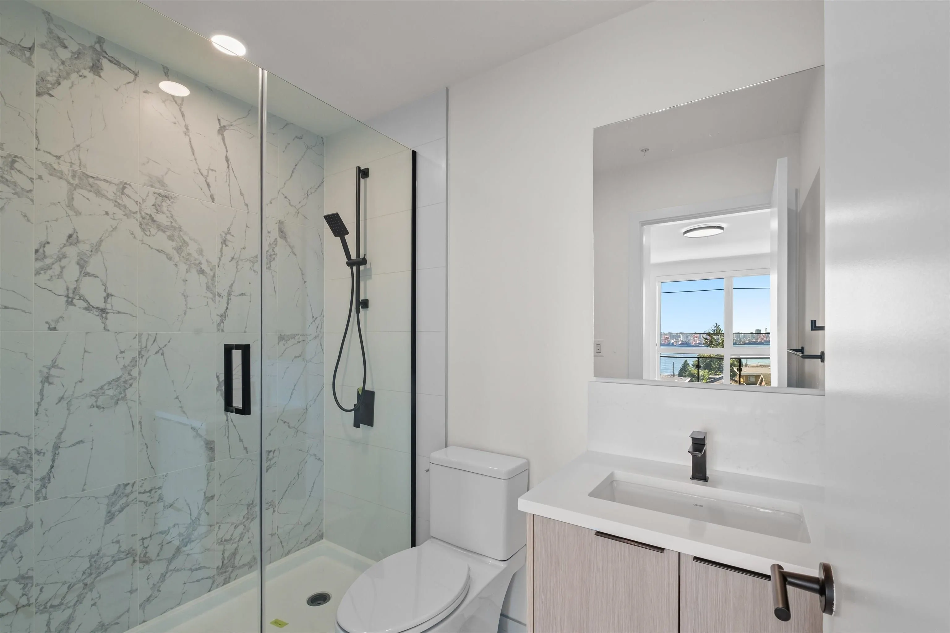 411 422 E 3rd Street