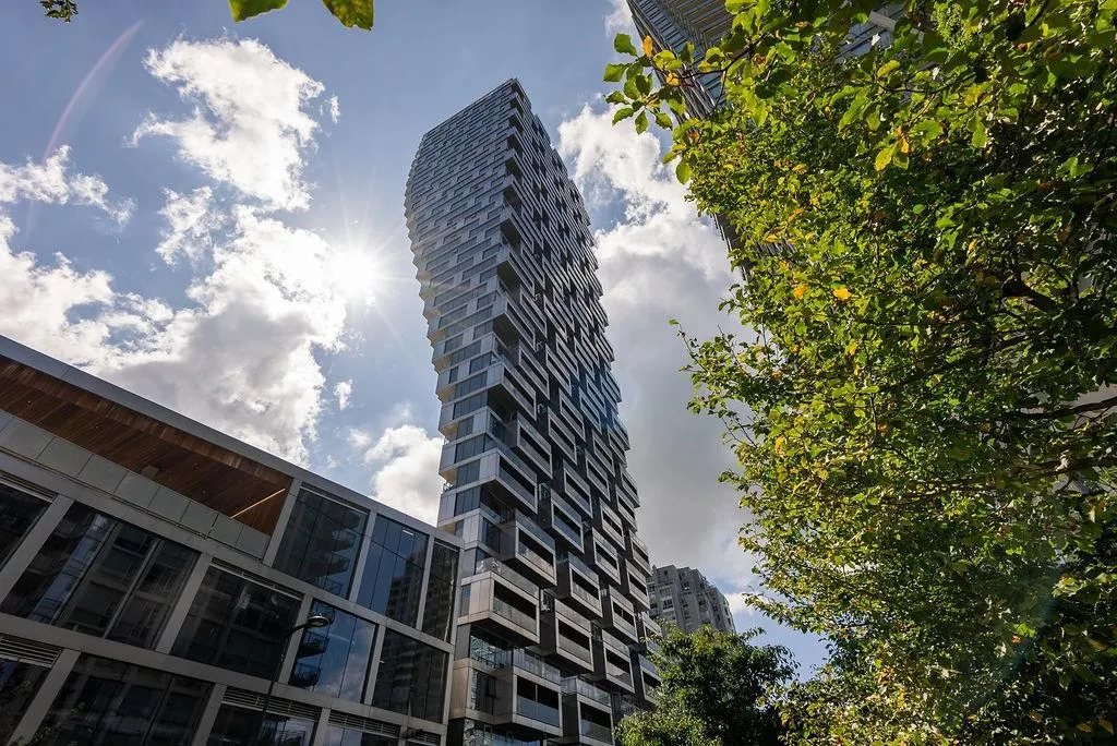 4208 1480 Howe Street