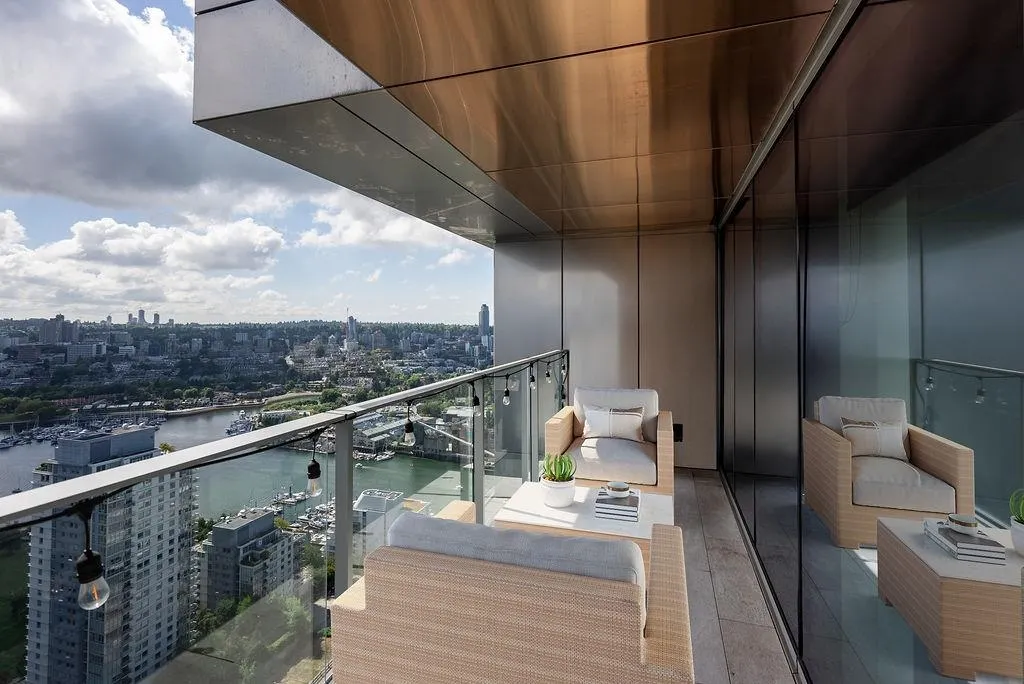 4208 1480 Howe Street