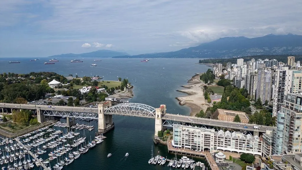 4208 1480 Howe Street