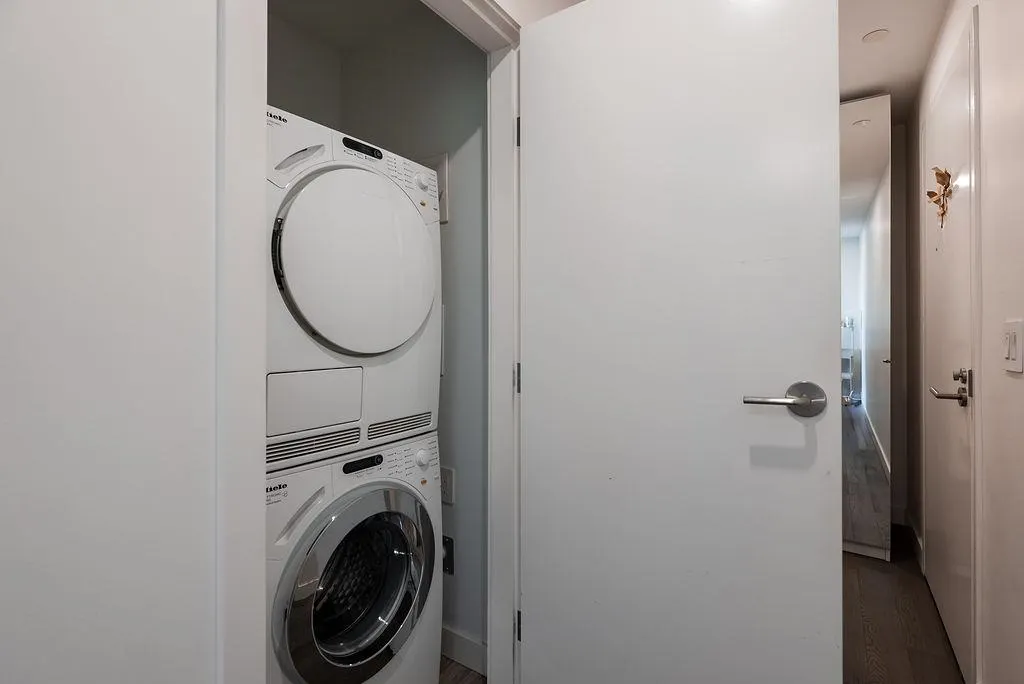 4208 1480 Howe Street