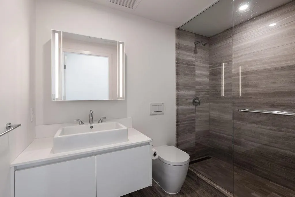 4208 1480 Howe Street