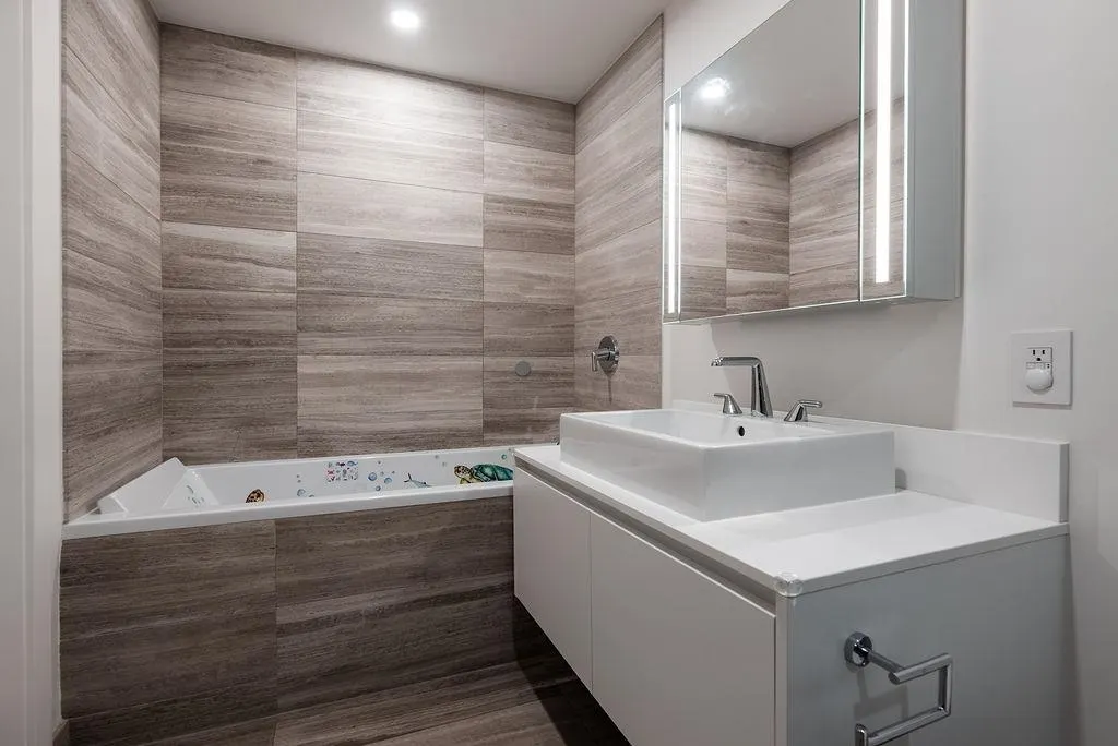 4208 1480 Howe Street