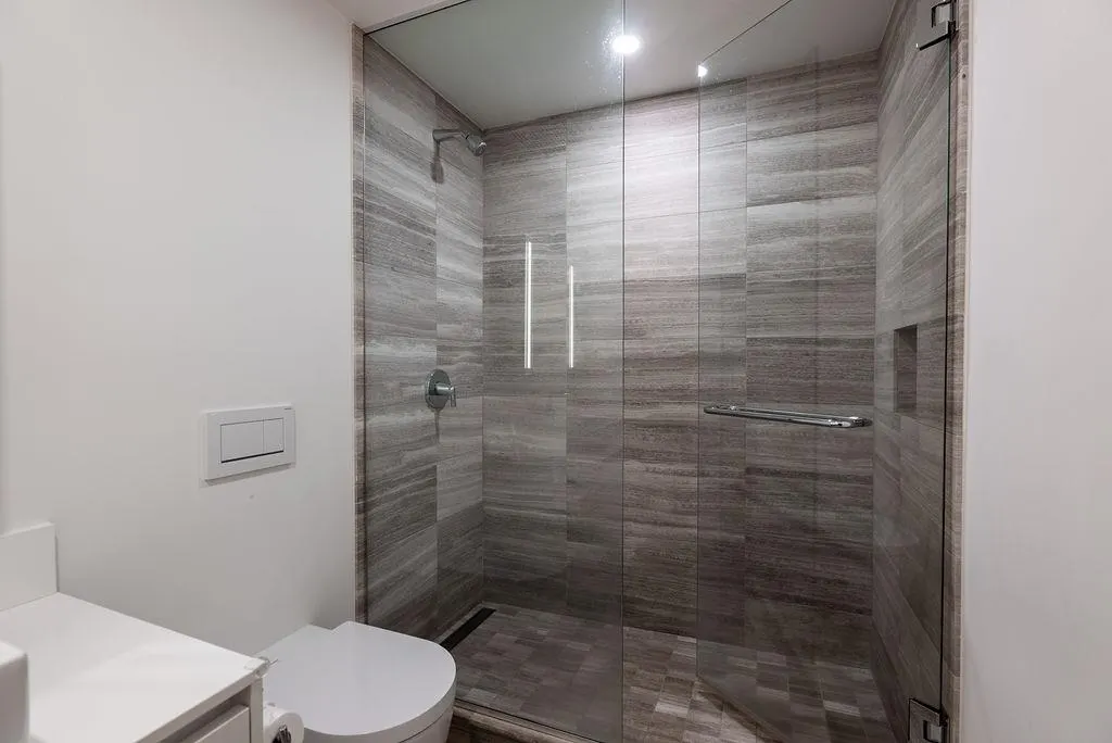 4208 1480 Howe Street