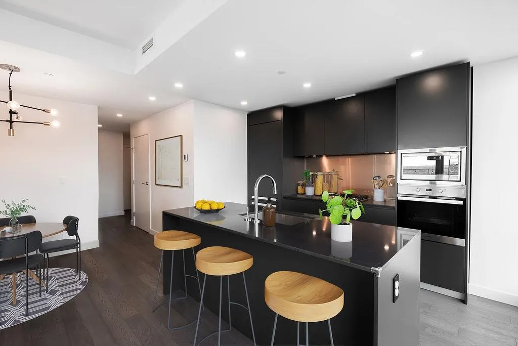 4208 1480 Howe Street