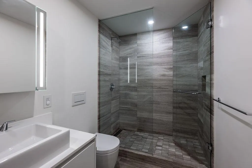 4208 1480 Howe Street