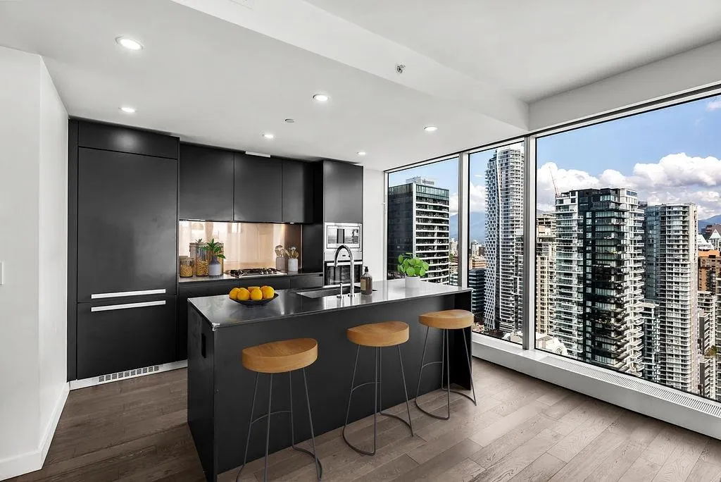 4208 1480 Howe Street