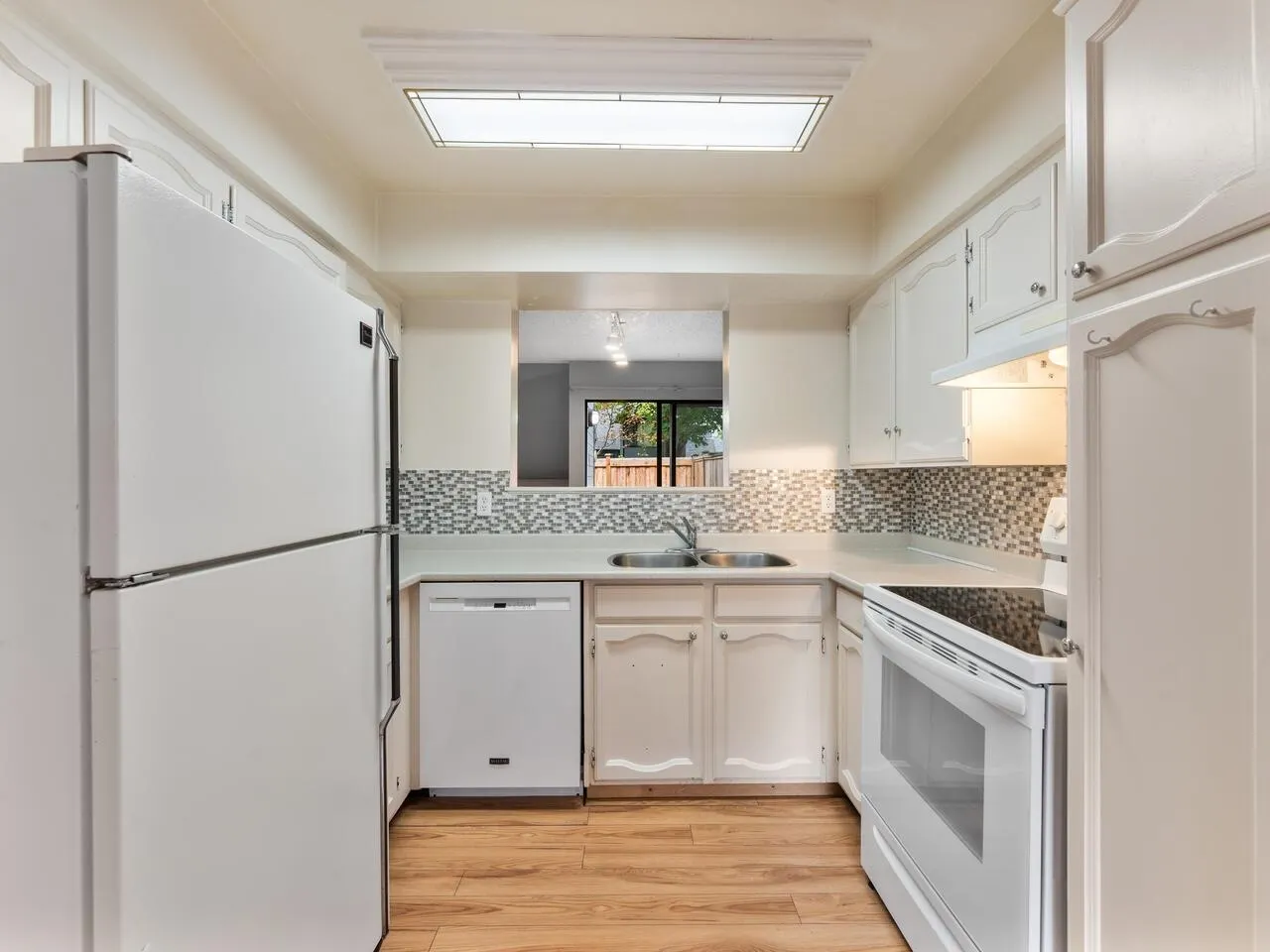 19 3851 Blundell Road