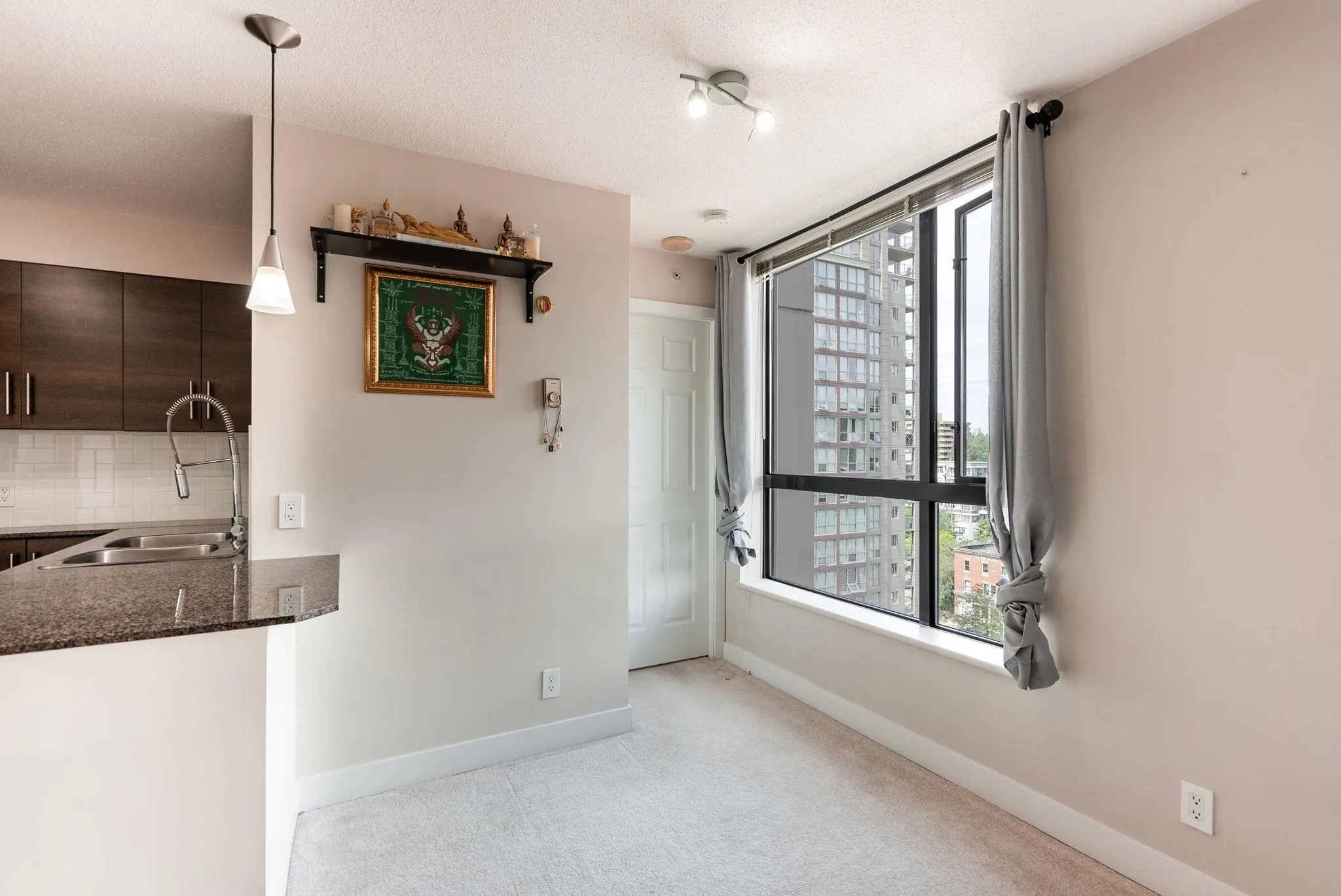 1202 833 Agnes Street