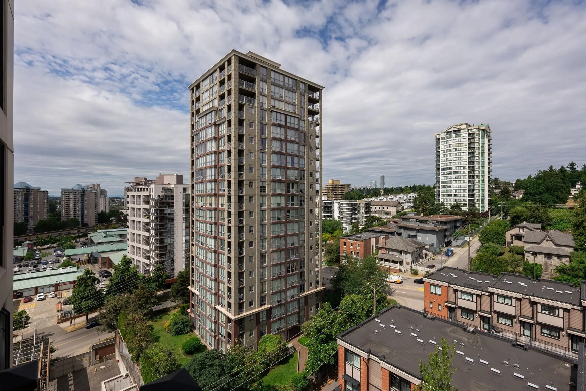 1202 833 Agnes Street