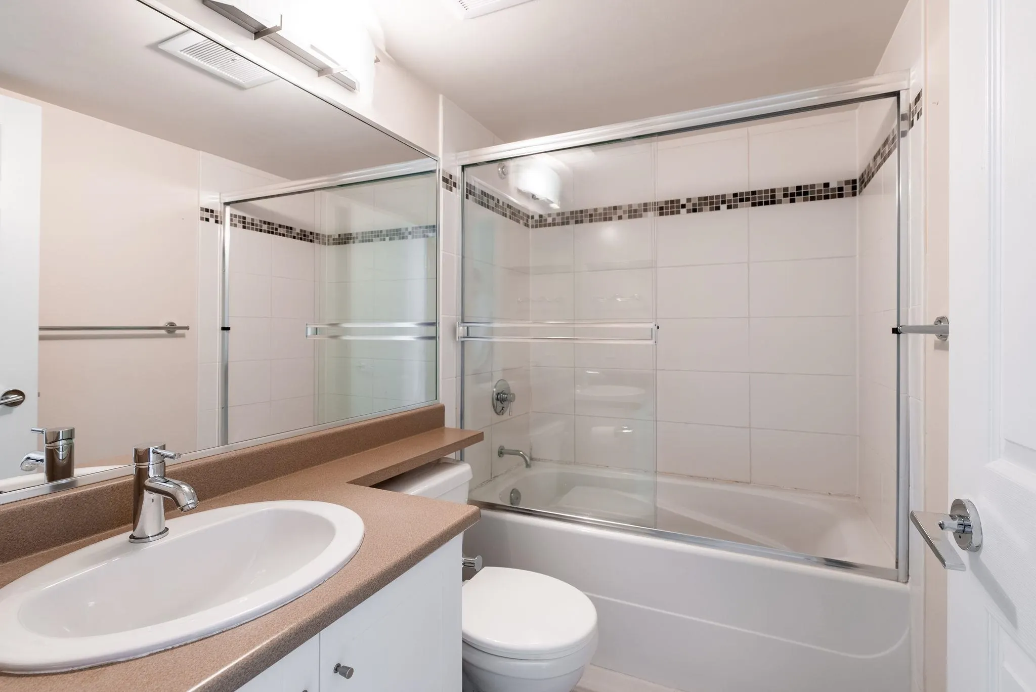 1202 833 Agnes Street