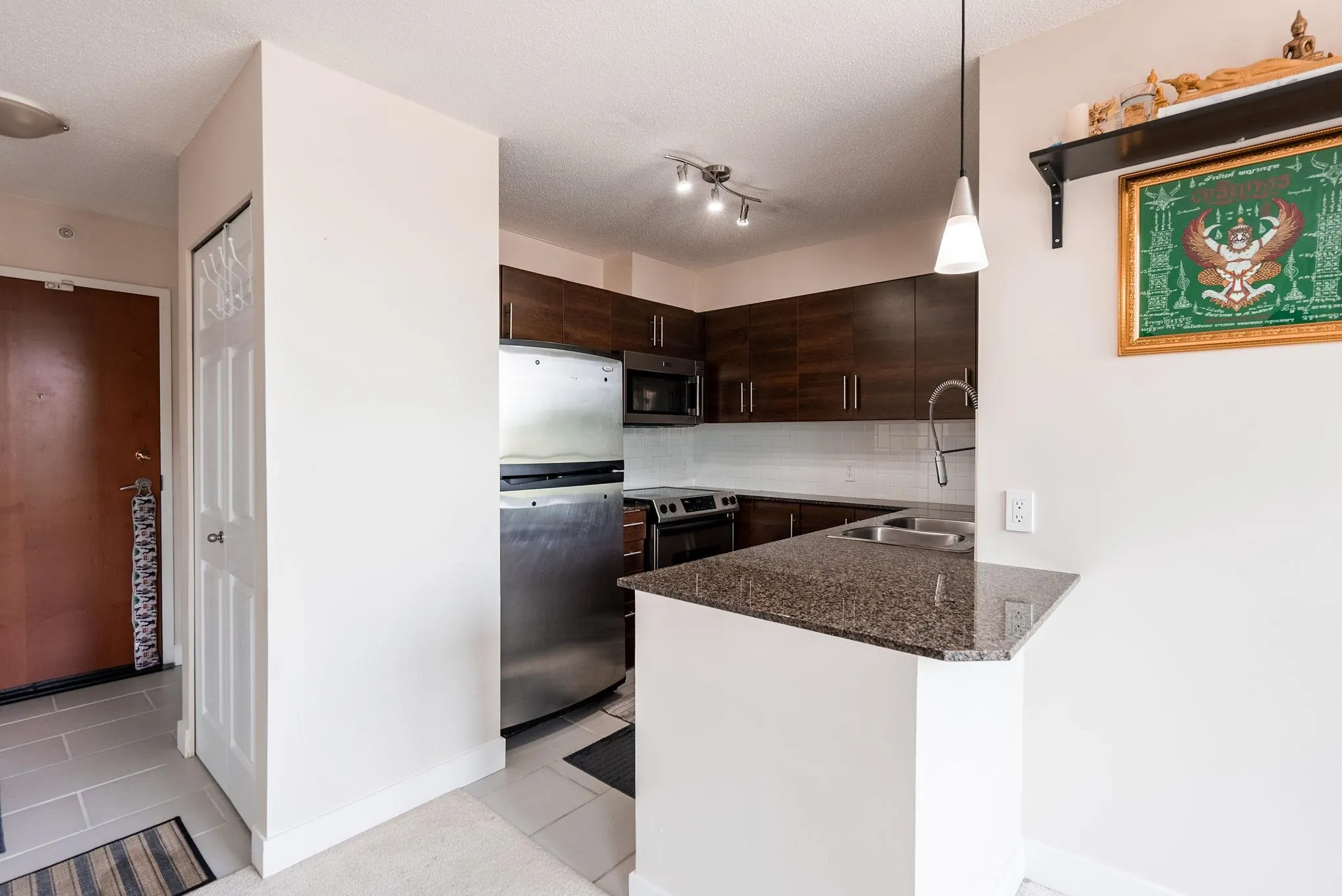 1202 833 Agnes Street