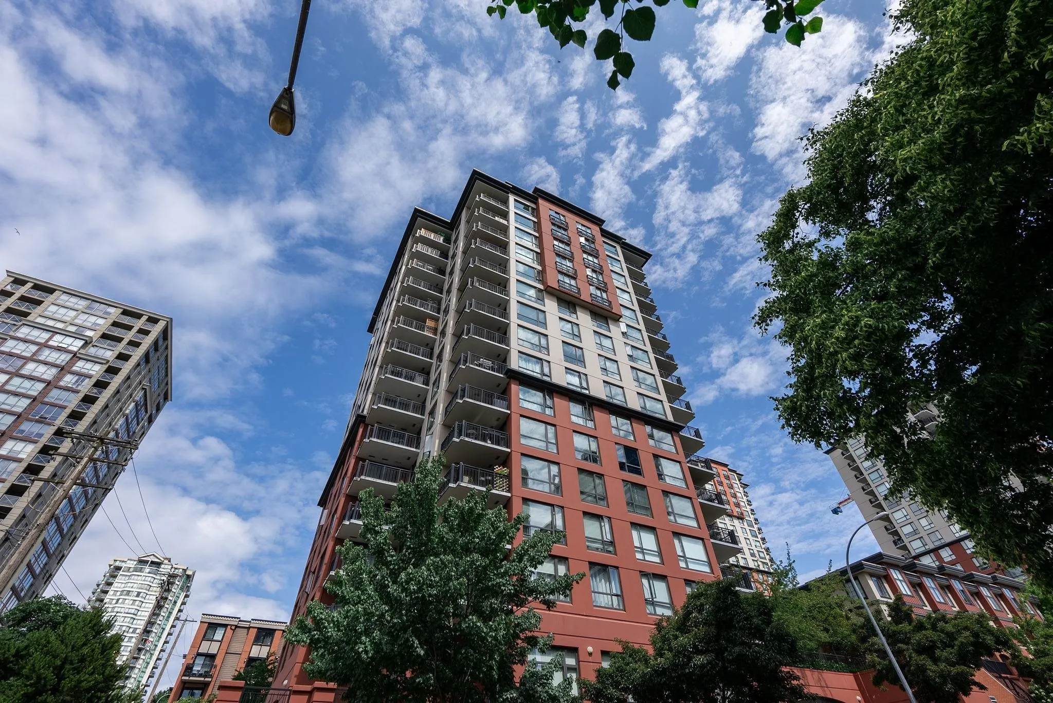 1202 833 Agnes Street