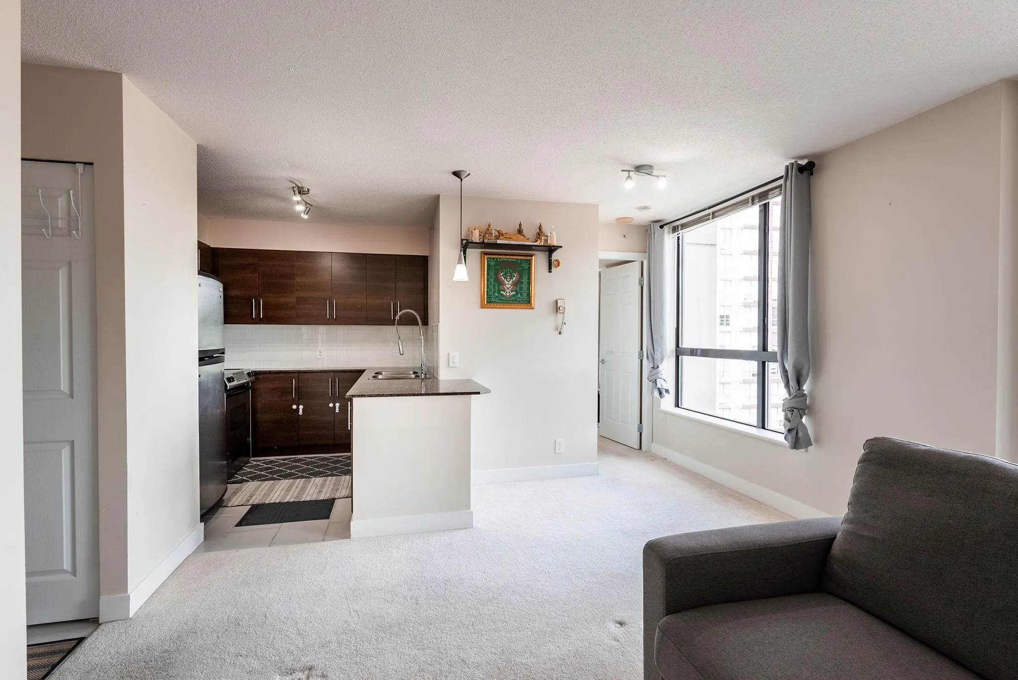 1202 833 Agnes Street