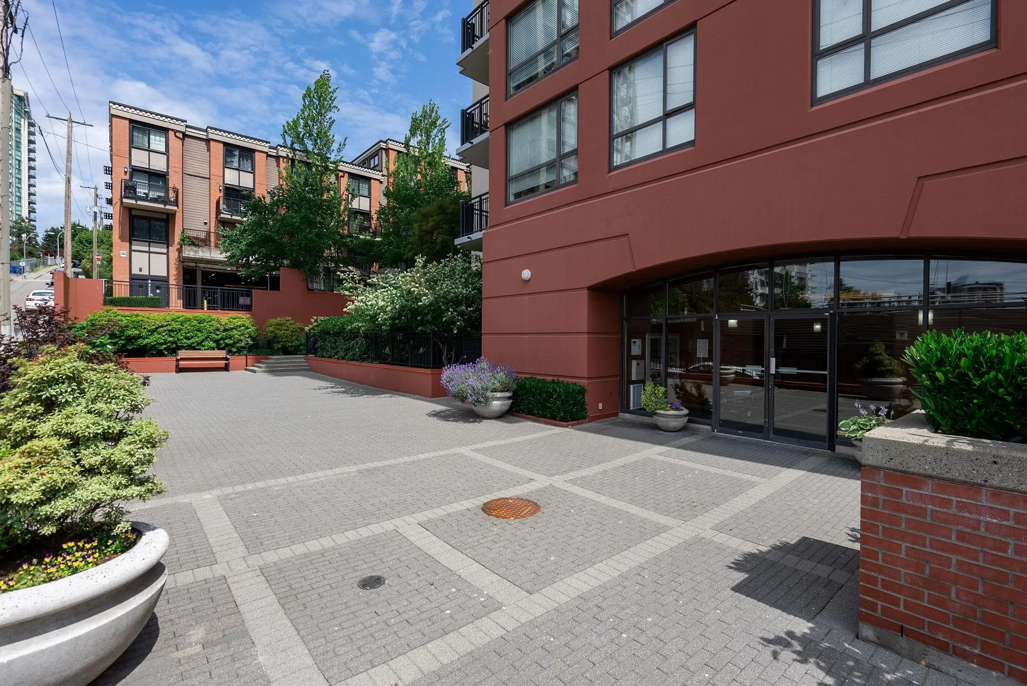 1202 833 Agnes Street