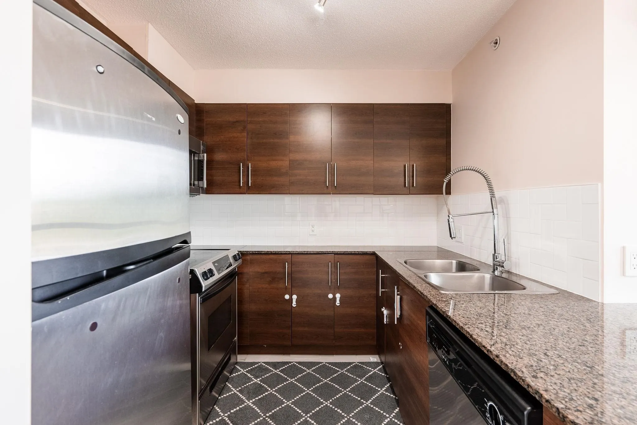 1202 833 Agnes Street