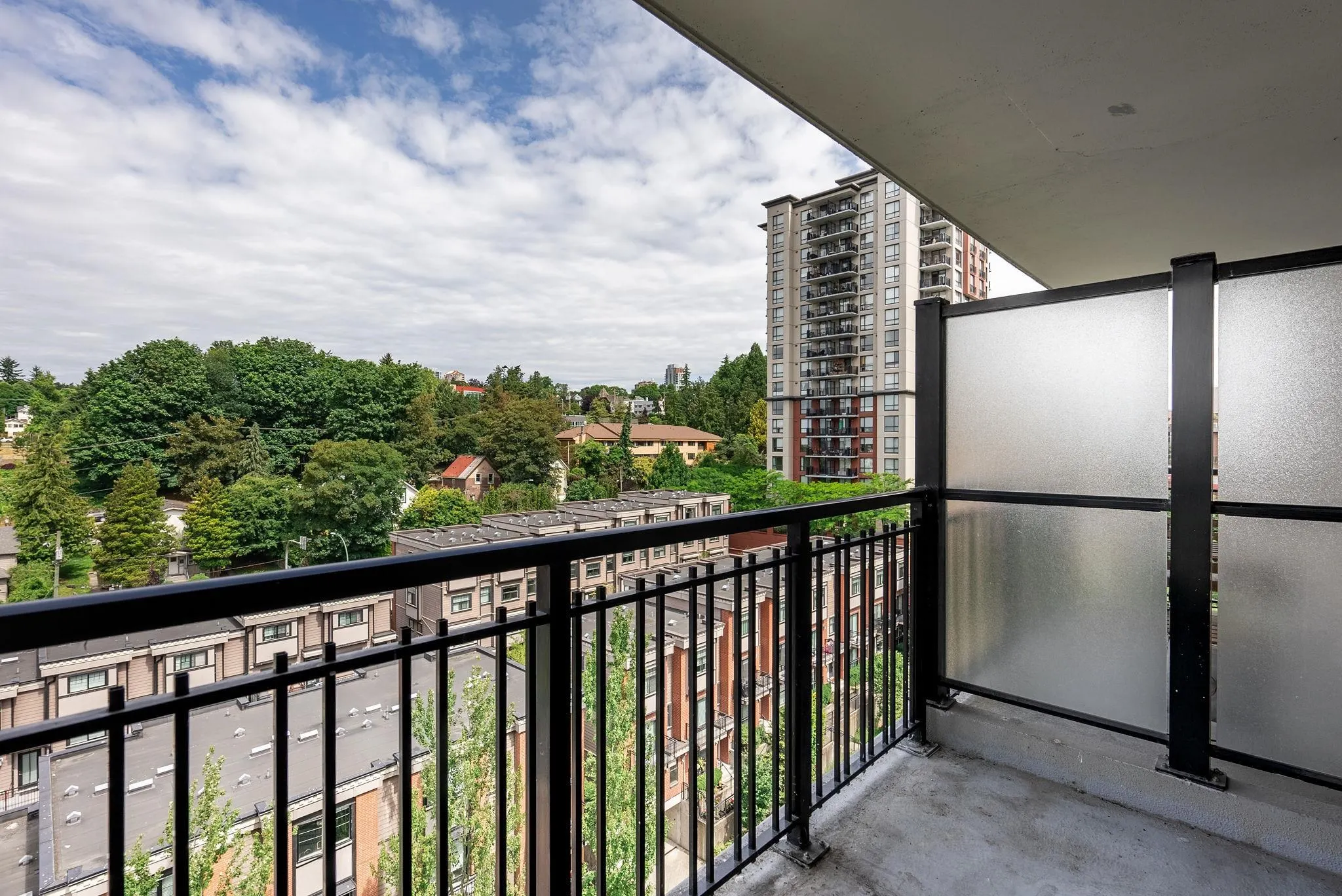 1202 833 Agnes Street