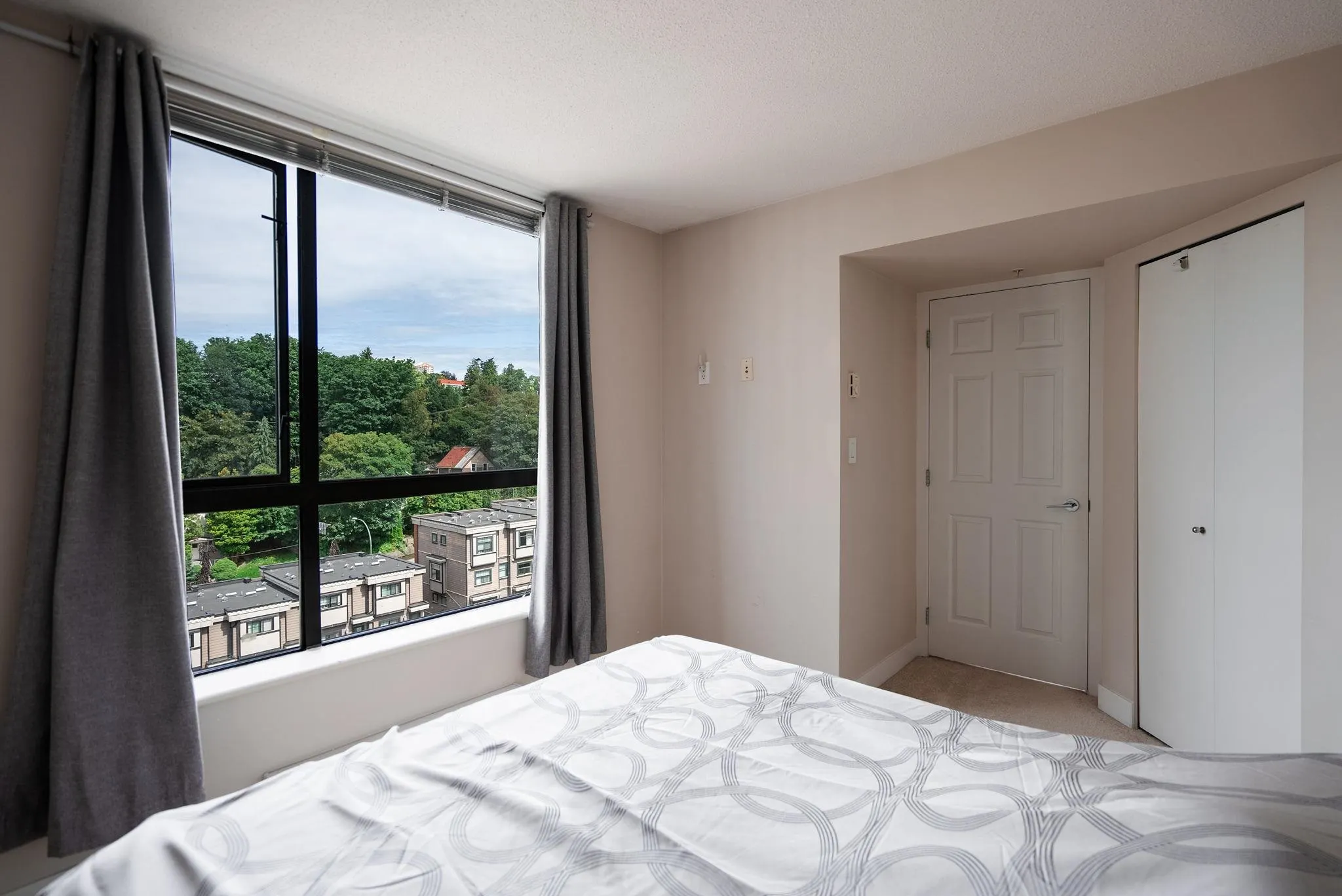 1202 833 Agnes Street