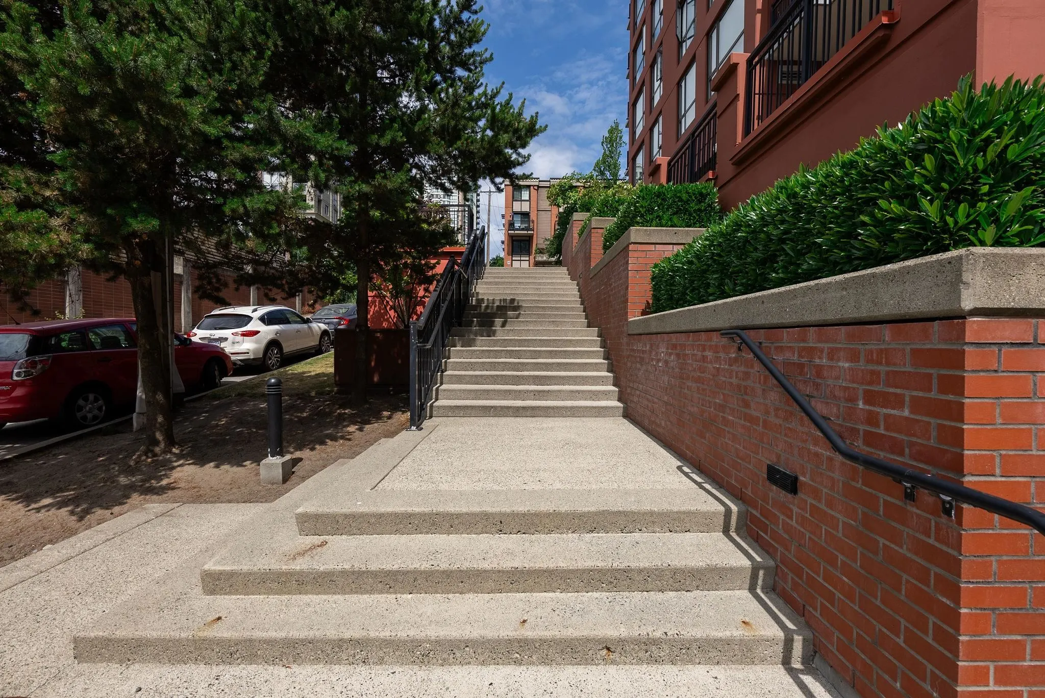 1202 833 Agnes Street