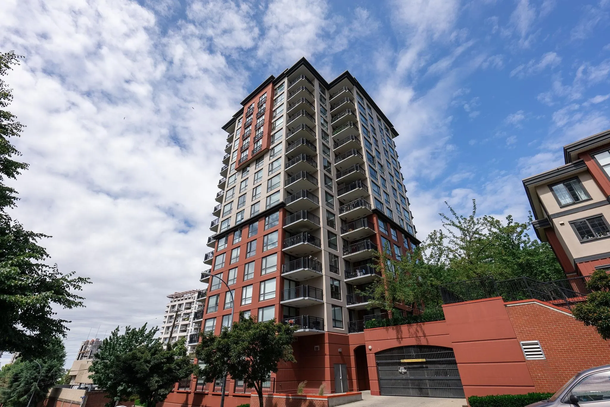 1202 833 Agnes Street