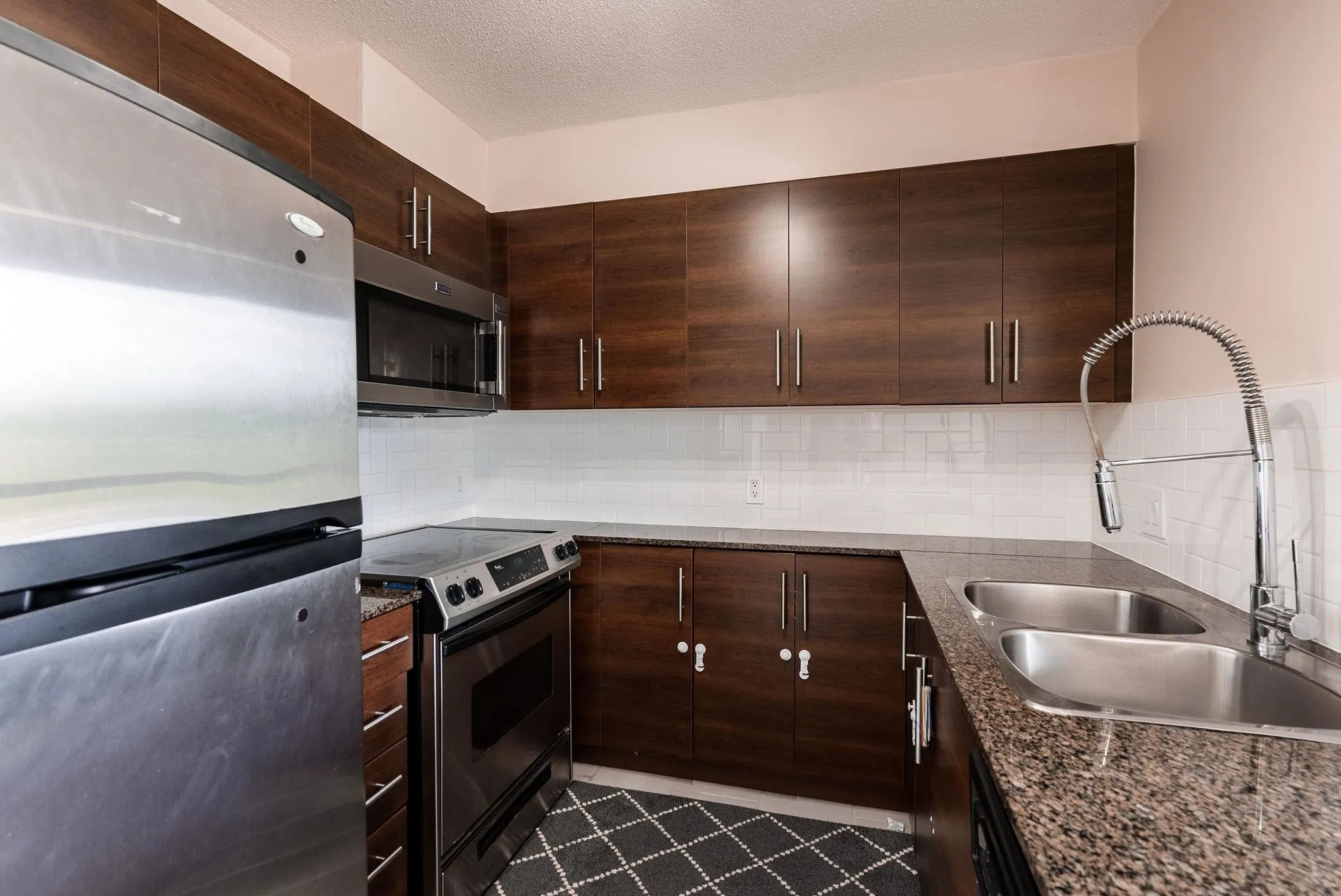 1202 833 Agnes Street