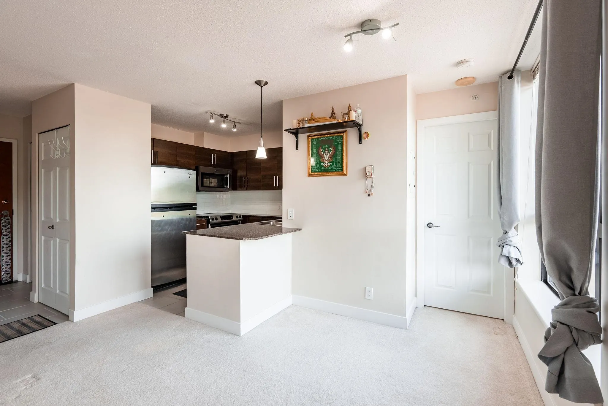 1202 833 Agnes Street