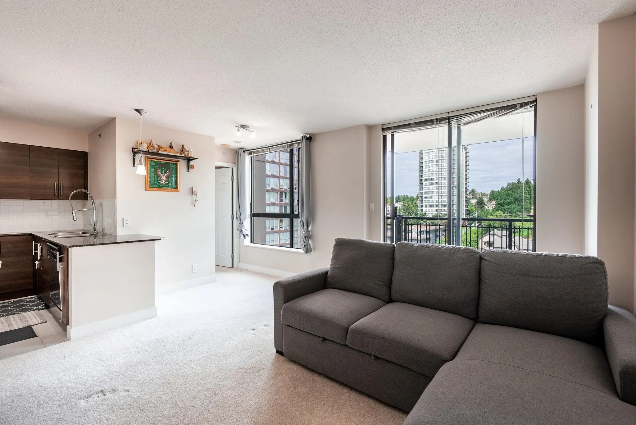 1202 833 Agnes Street