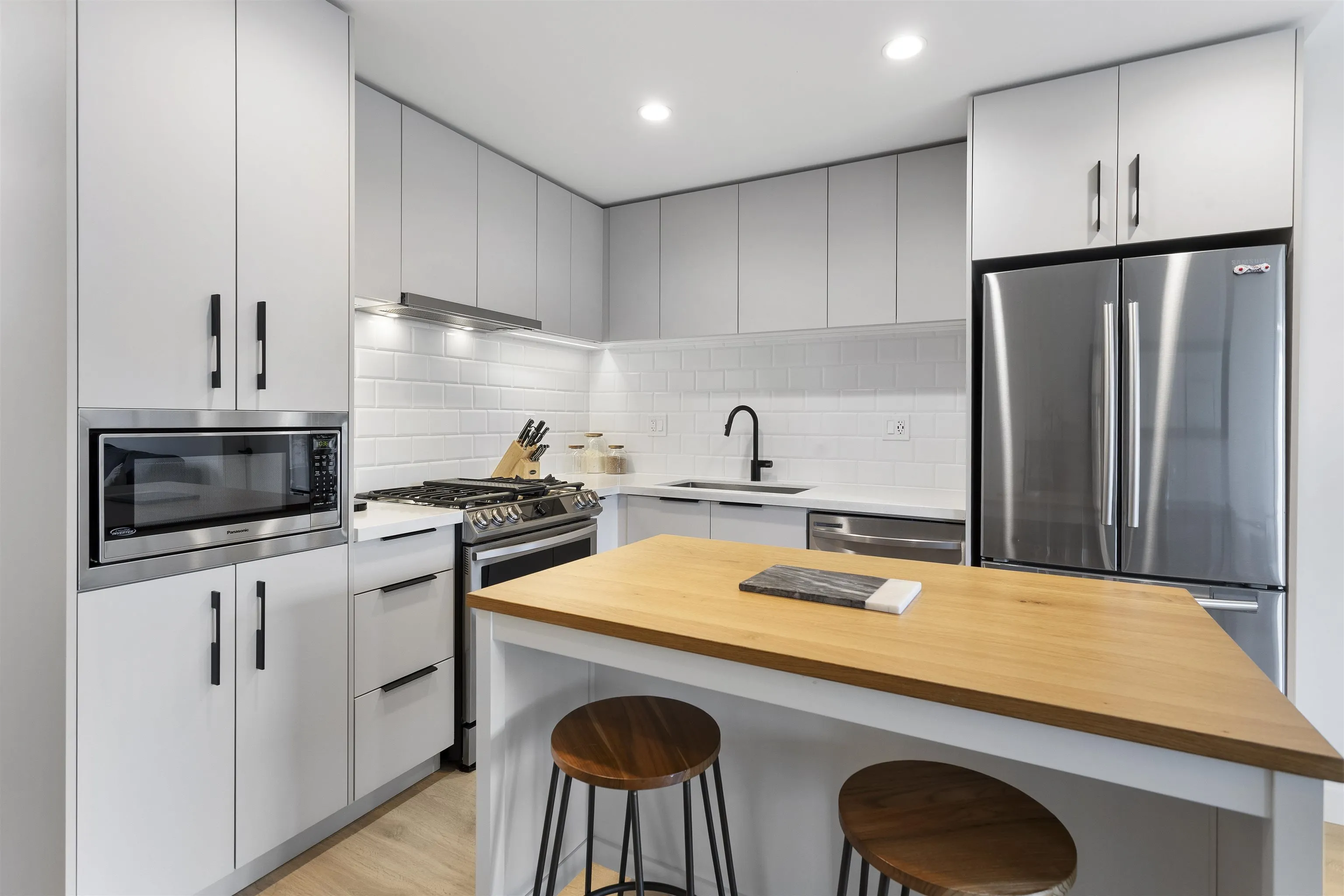 301 3018 St George Street