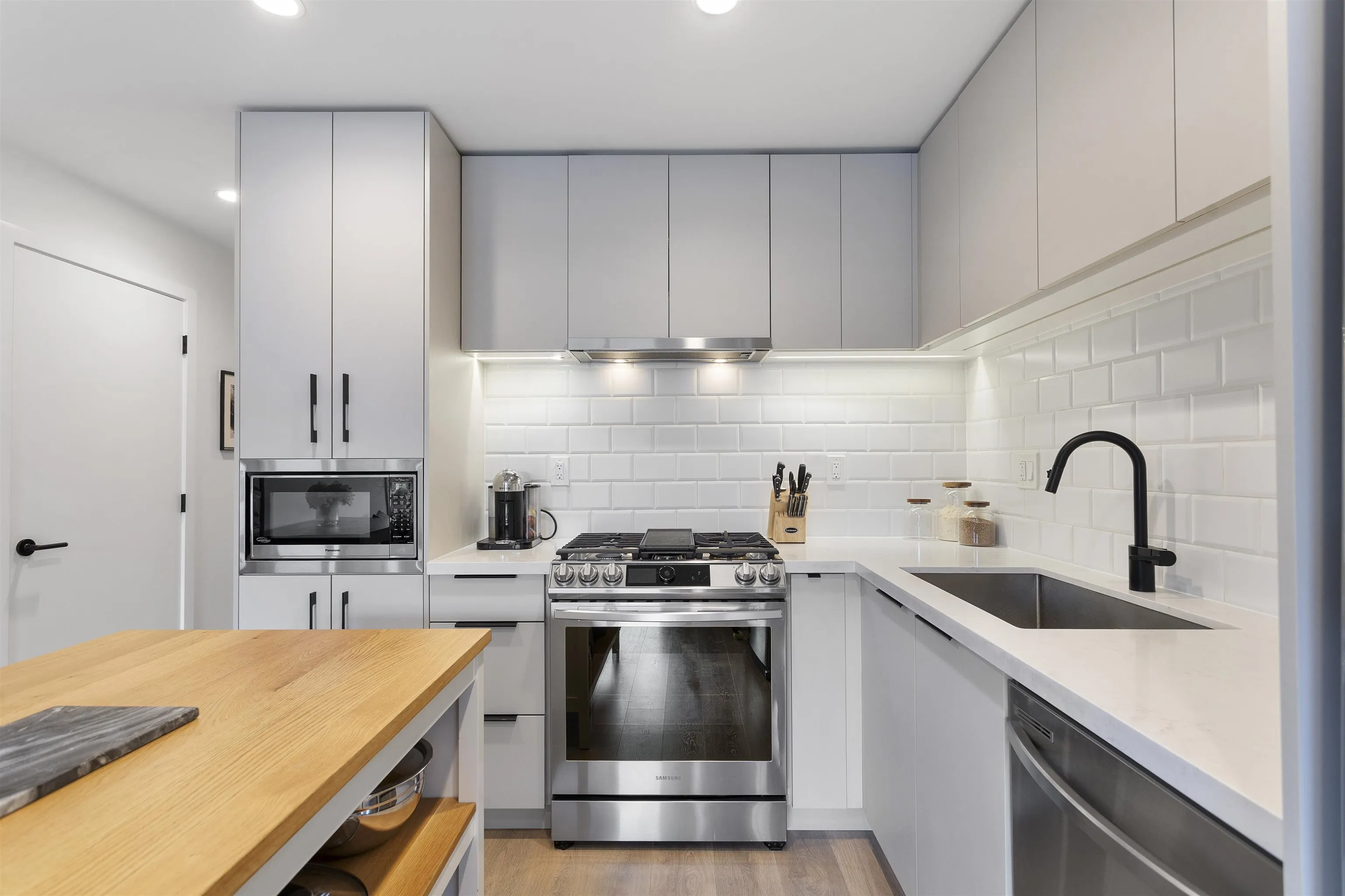 301 3018 St George Street