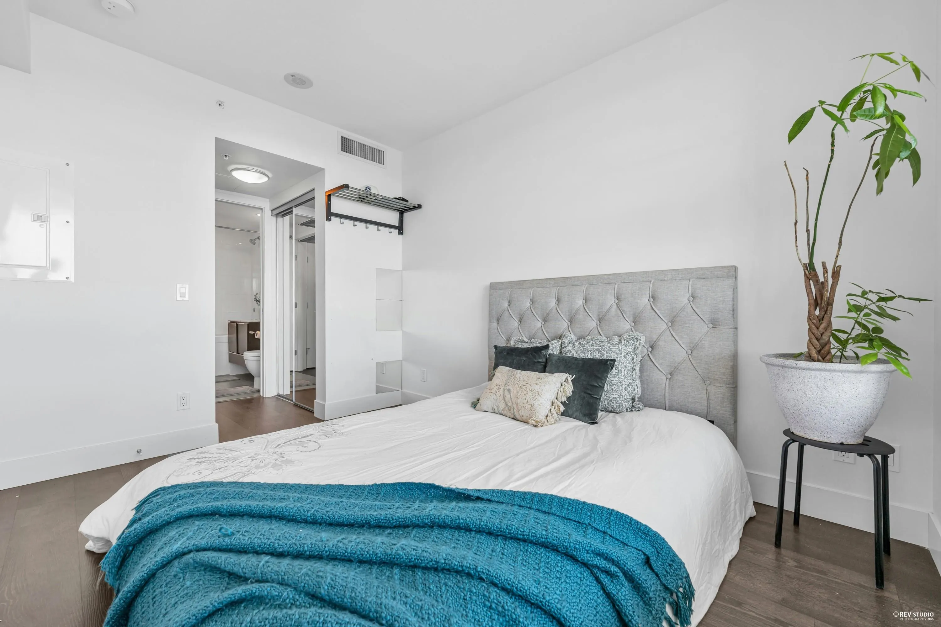 1007 5233 Gilbert Road