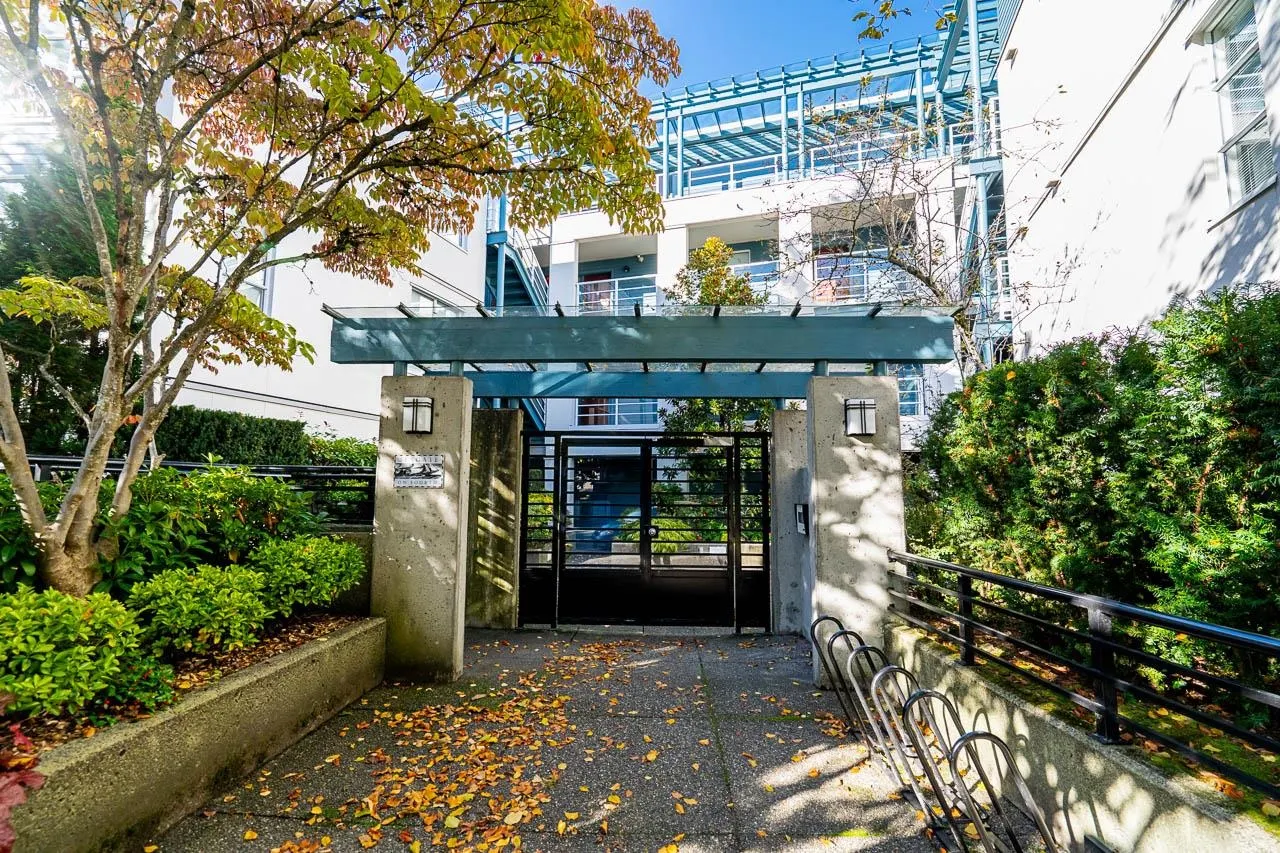 106 2575 W 4th Avenue