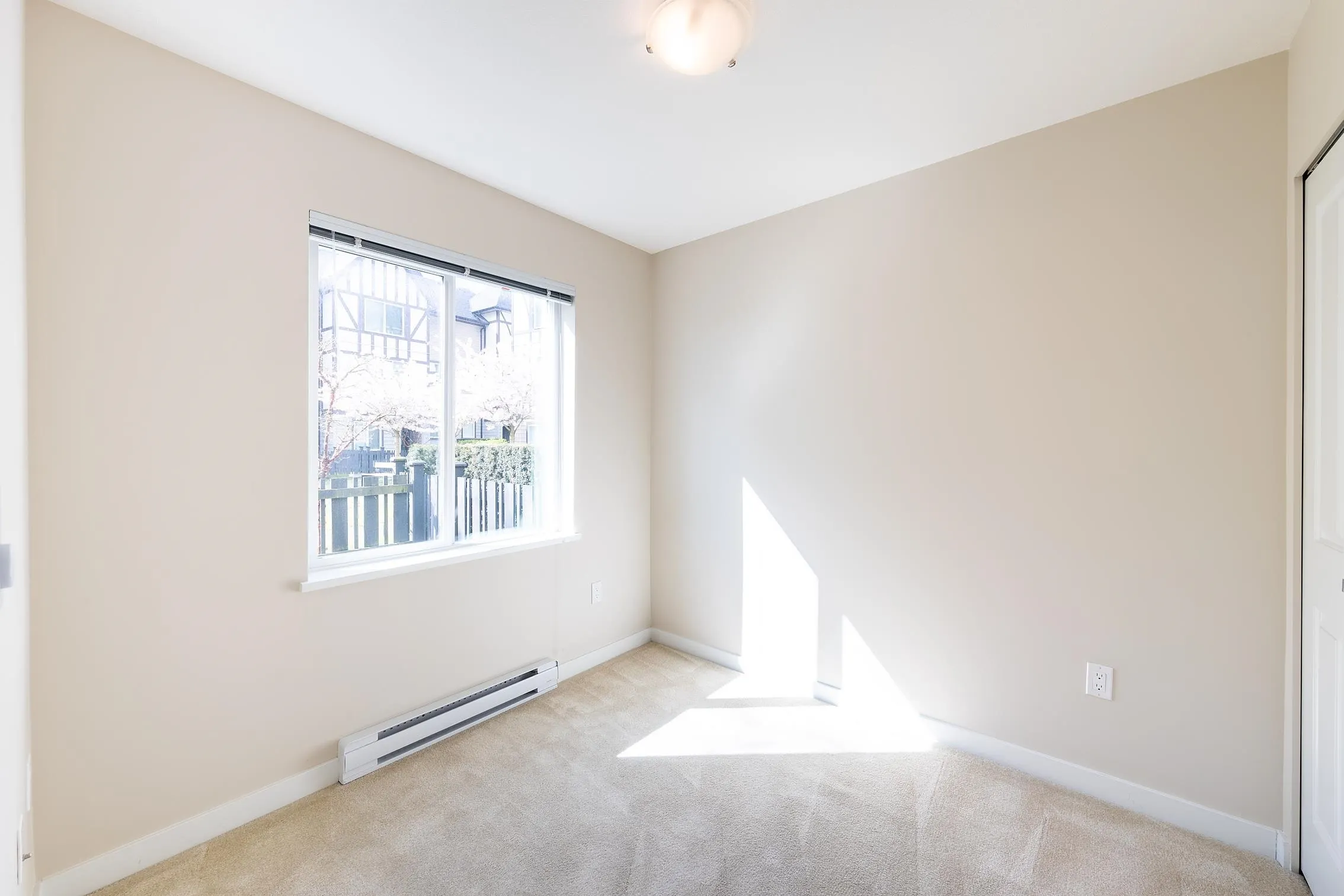 37 9728 Alexandra Road