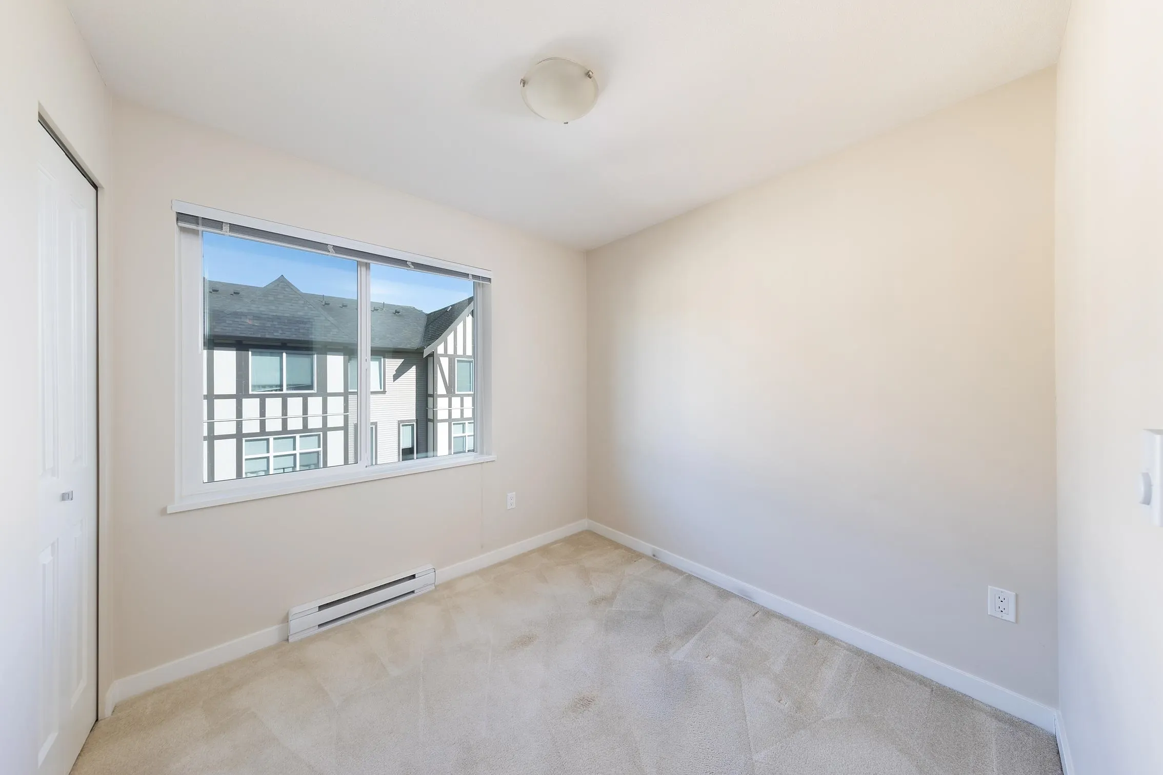 37 9728 Alexandra Road