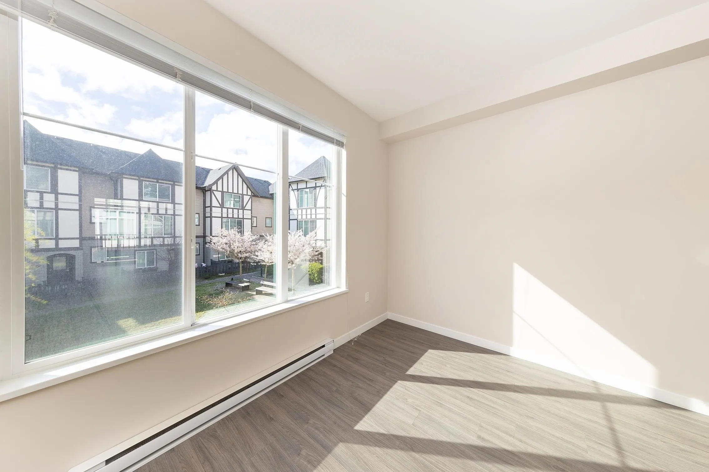 37 9728 Alexandra Road