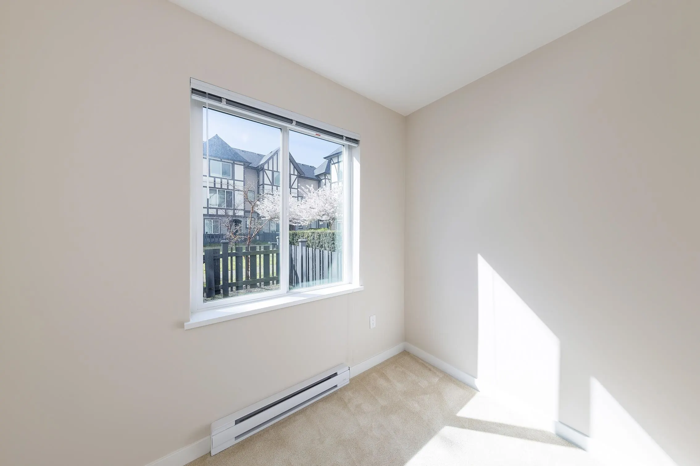 37 9728 Alexandra Road