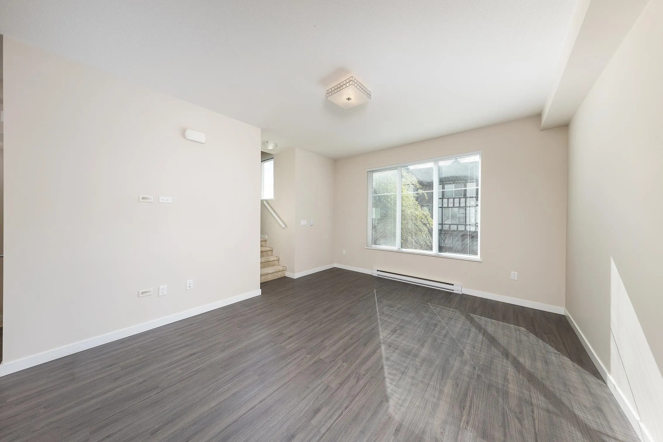 37 9728 Alexandra Road