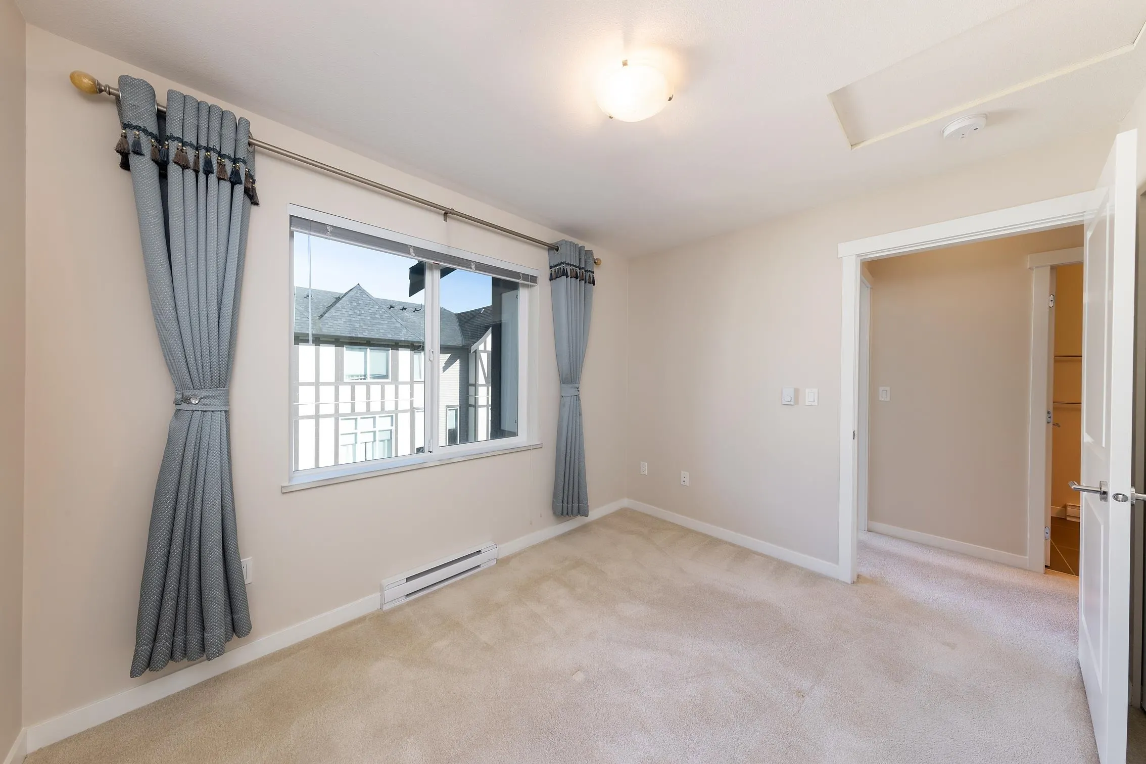 37 9728 Alexandra Road