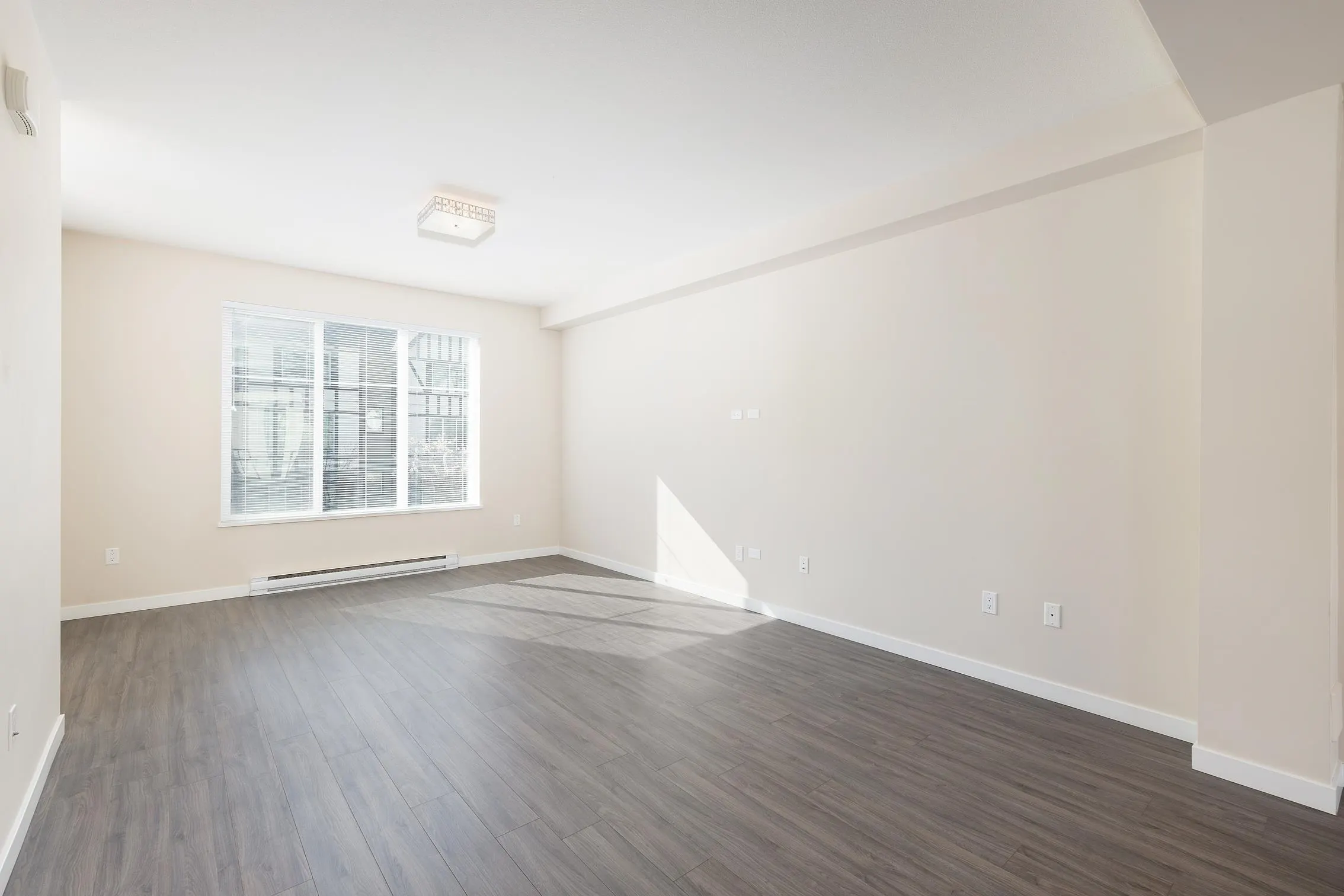 37 9728 Alexandra Road