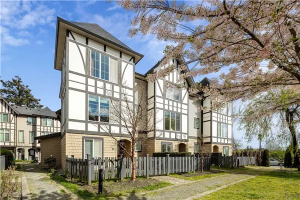 37 9728 Alexandra Road