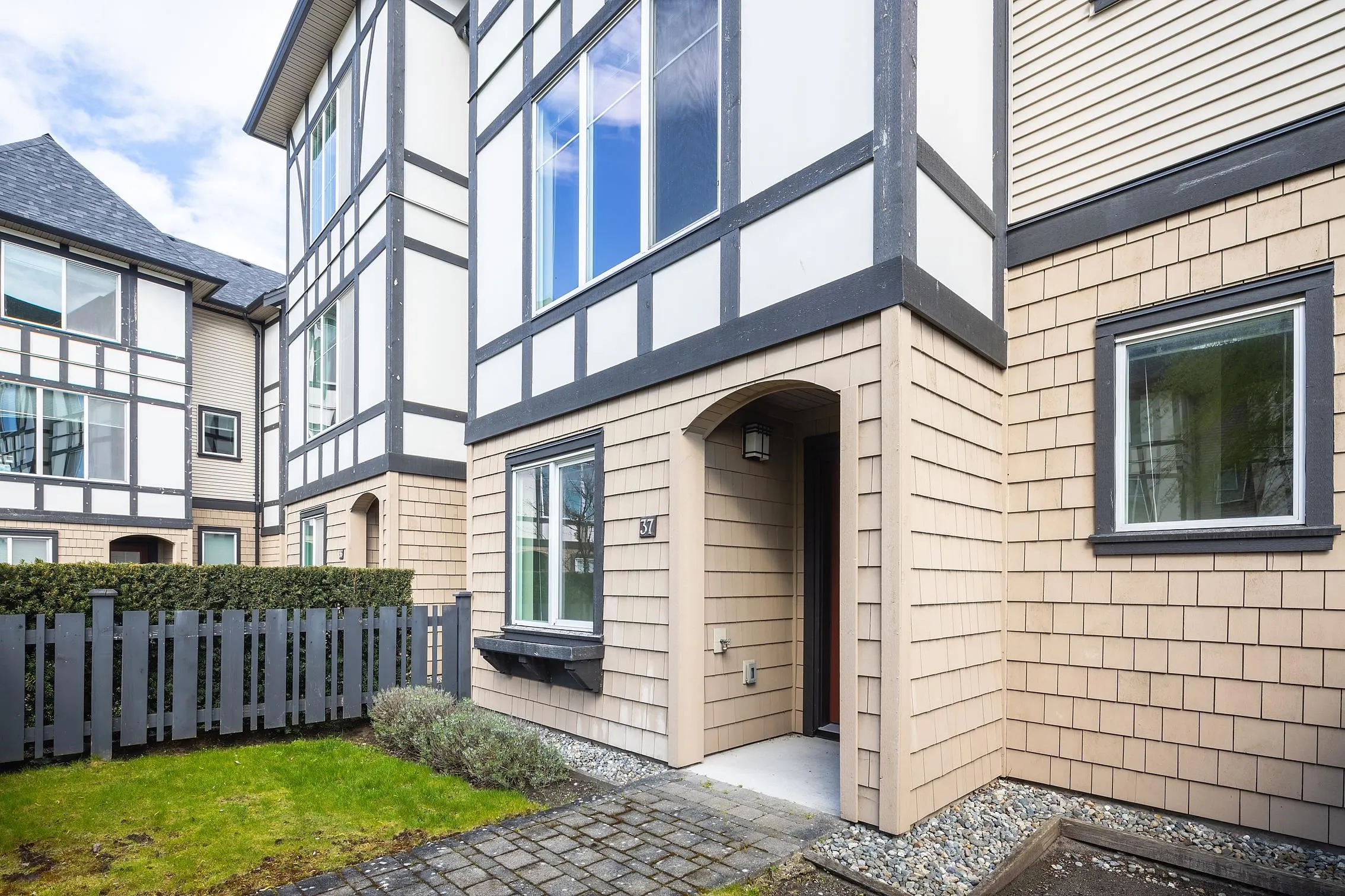 37 9728 Alexandra Road