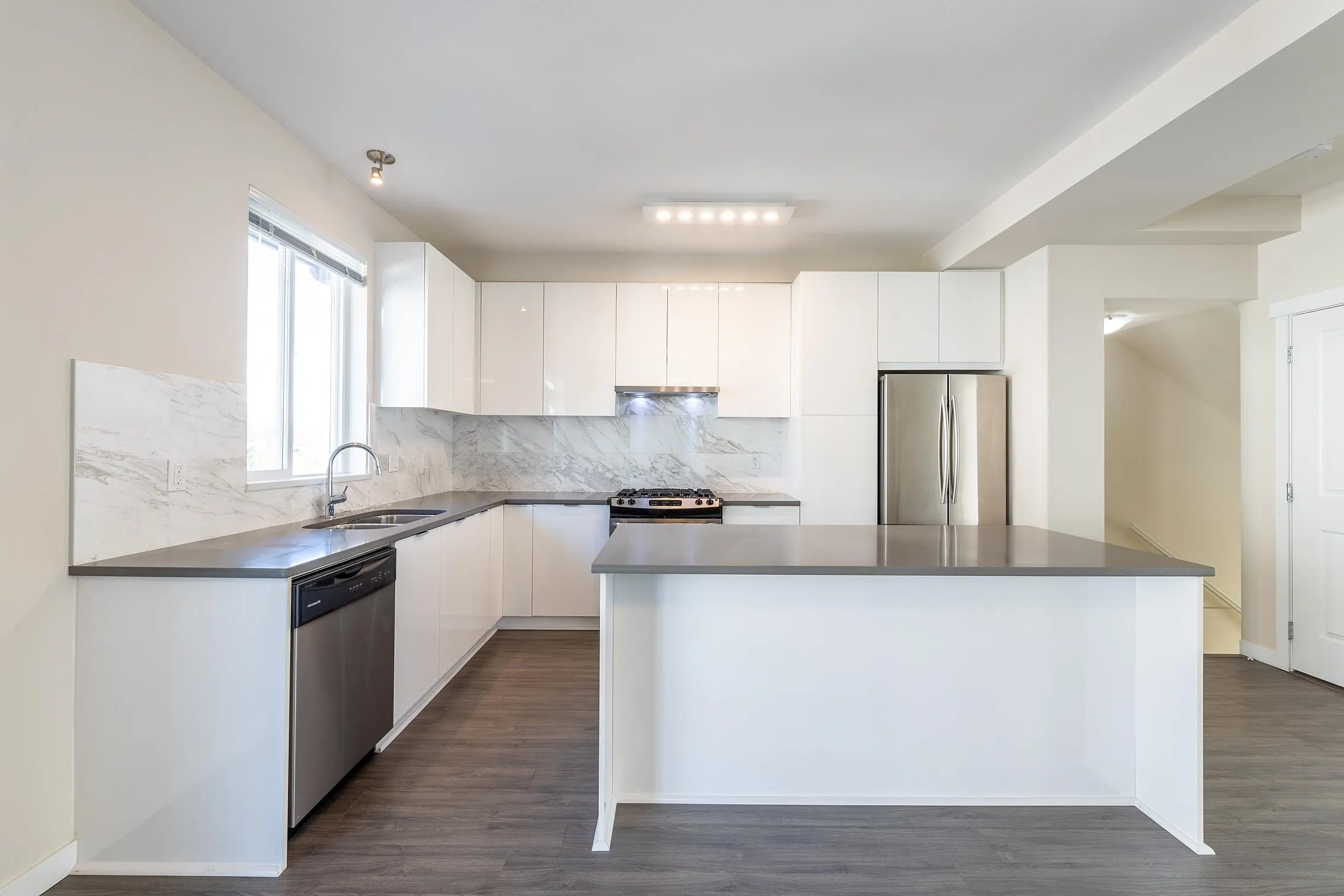 37 9728 Alexandra Road