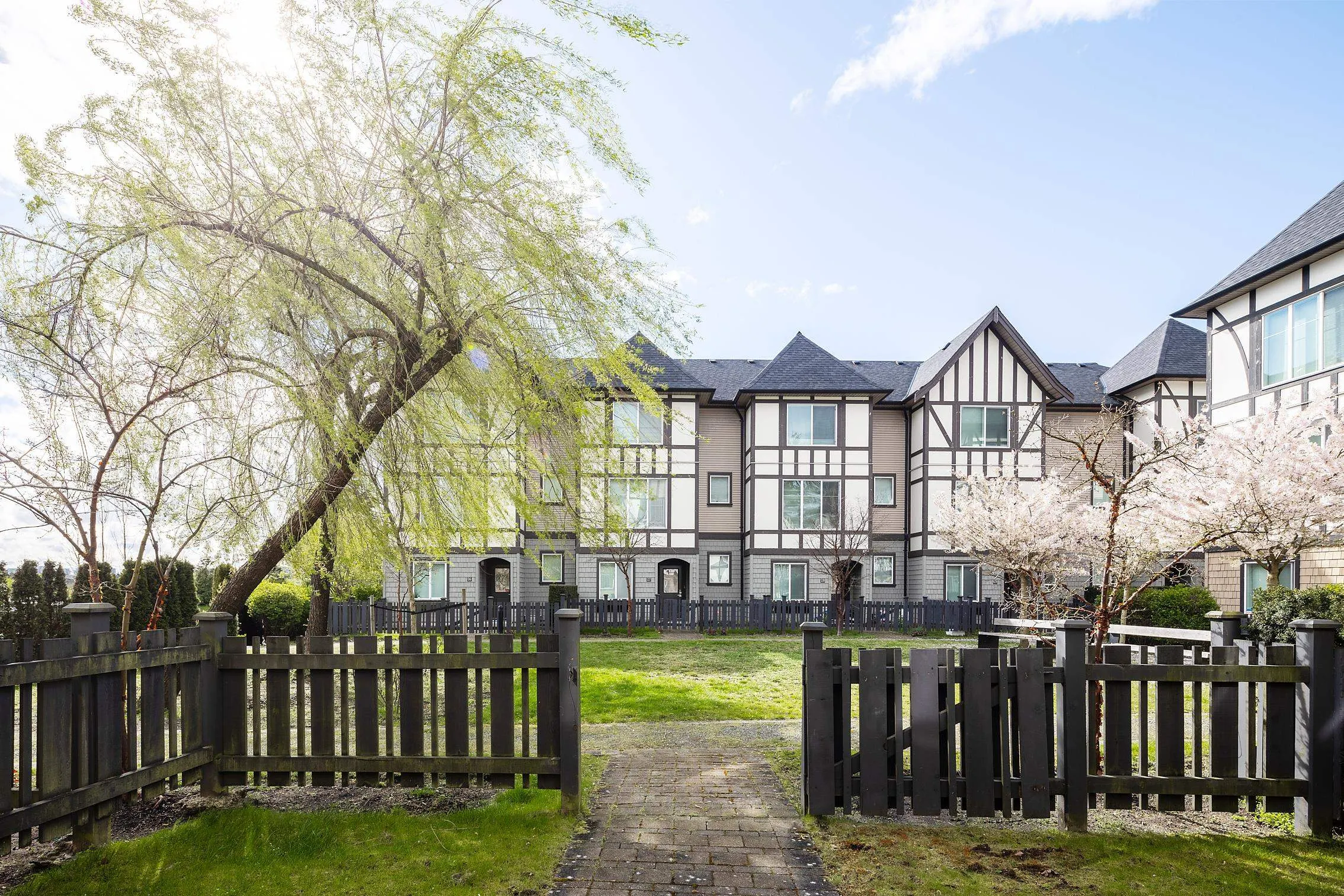 37 9728 Alexandra Road